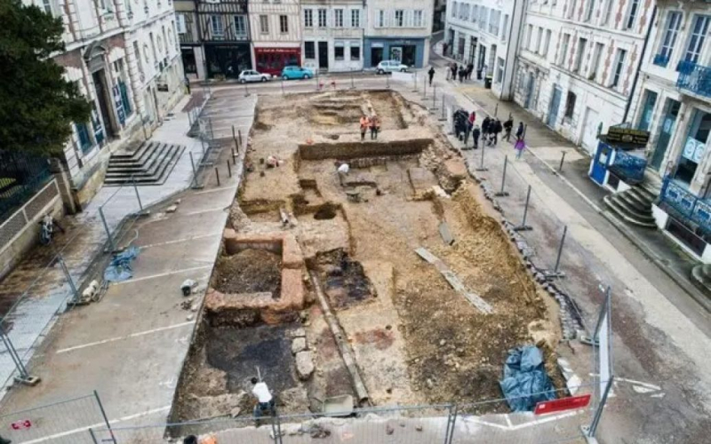 In Frankreich, Archäologen entdeckten eine alte Massenbestattung von Babys“ /></p>
<p><strong>Die meisten der begrabenen Kinder wurden in der fötalen Position gefunden</strong></p>
<p>In Frankreich <strong>Archäologen </strong> Bei historischen Ausgrabungen wurde im Zentrum von Auxerre eine Nekropole für totgeborene Kinder und Babys entdeckt</p>
<p>Über dieses<strong>schreibt</strong>Arkeonews.</p>
<p>Archäologen datieren den Fund auf das 1.–3. Jahrhundert.</p>
<p>Die Stadt Auxerre wurde vom Volk der Gali Senone am Ufer des Flusses Yonne gegründet im Jahr 30 v. Es erlangte Bedeutung, als in der 3. Kunst. Chr Das Römische Reich erklärte es zur Hauptstadt der Provinz. Bereits im IV. Jahrhundert. Die Stadt wurde mit neuen Befestigungsanlagen abgesperrt, unter deren Stadtmauern Archäologen ein Massengrab von Kindern entdeckten.</p>
<p><em>Insbesondere wenn diese Nekropole Teil der galloromanischen Tradition ist, weist sie viele Merkmale auf, die sie von ihren Zeitgenossen unterscheiden. ,</em>– heißt es in der Nachricht.</p>
<p>Um tote Kinder zu schützen, wurden sie damals mit Gegenständen begraben, die zum Schutz im Jenseits bestimmt waren. Es könnten Perlen oder Geld sein. Eine kleine Keramikschale wurde auf den Kopf des Kindes gesetzt.</p>
<p>Die meisten der begrabenen Kinder wurden in der Fötusposition gefunden. Allerdings gibt es auch Beerdigungen, bei denen Kinder auf dem Rücken liegen.</p>
<p><em>„In manchen Fällen erfolgte die Bestattung mit aufwändigen Verfahren. Archäologen bezeichnen insgesamt fünf Ebenen in der Nekropole als einzigartiges Phänomen, denn in In der galloromanischen Welt sollten die Gräber in ihrer Integrität erhalten bleiben. In der in Auxerre entdeckten Nekropole sind jedoch einige Gräber so gelegen, dass sie andere zerstören“, heißt es in der Botschaft.</p>
<p >Rückruf: Unterwasserarchäologen von „Vrak“ – dem Schwedischen Museum für Meeresarchäologie in Stockholm – haben ein mit Osmond-Eisen gefülltes Holzfass aus einem <strong>versunkenen Schiff</strong></p>
<h4>Verwandte Themen:< geborgen /h4>Weitere Neuigkeiten</p>
<!-- relpost-thumb-wrapper --><div class=