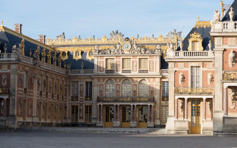 Der Königspalast von Versailles brennt in Frankreich“ /></p>
<p><strong>Versailles ist die ehemalige Residenz der französischen Könige.</strong></p>
<p>Am Dienstag, den 11. Juni, im Schloss von Versailles An einem der belebtesten Touristenorte und Touristenattraktionen Frankreichs kam es zu einem Brand.</p>
<p>Reuters schreibt darüber unter Berufung auf den Pressedienst des Palastes.</p>
<p>Nach Angaben des Sprechers der Kammer kam es zu einem Brand Auf dem Dachbereich, wo Reparaturarbeiten durchgeführt wurden, brach ein Brand aus. Aufgrund des Feuers wurden die Besucher evakuiert.</p>
<p>„Feuerwehrleute kamen. Es gibt keinen Rauch und keine Flammen mehr und die Sammlung wurde nicht beschädigt“, fügte der Pressedienst des Palastes hinzu.</p>
<p>Reuters stellt fest dass dieser Palast jedes Jahr von mehr als sieben Millionen Menschen besucht wird. In diesem Sommer sind hier auch die Olympischen Reitwettbewerbe geplant.</p>
<p>Le Fagaro stellt klar, dass um 15:13 Uhr von Arbeitern im Reparaturbereich Rauch bemerkt wurde. Das Feuer brach direkt über dem Marmorhof aus.</p>
<p>Das Feuer konnte schnell gelöscht werden, berichtete die Feuer- und Rettungseinheit (FRS) der Abteilung. Ungefähr 97 Feuerwehrleute waren an der Löschung des Feuers beteiligt.</p>
<p>„Es liegen keine Berichte über Opfer oder Schäden an Sammlungen vor“, teilte die Kommunikationsabteilung des Schlosses Versailles mit.</p>
<p>„Es gab Rauch.“ Der Vorfall wurde heute im Schloss gemeldet und die Öffentlichkeit wurde aus Sicherheitsgründen evakuiert“, heißt es auf der Seite des Schlosses Versailles auf X.</p>
<p><strong><u >Lesen Sie die wichtigsten Nachrichten des Tages:</p>
<p> u></strong></p>
<h4>Verwandte Themen:</h4>
<p>Weitere Nachrichten</p>
<!-- relpost-thumb-wrapper --><div class=