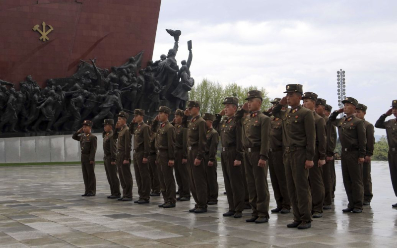 Truppen Die DVRK überquerte die Grenze zu Südkorea: Es kam zu Schießereien.“ /></p>
<p><strong>Der Vorfall ereignete sich vor dem Hintergrund der Stationierung nordkoreanischer Truppen in den Grenzgebieten für eine Reihe von Ereignissen.< /strong></p>
<p>Dutzende Militärangehörige aus Nordkorea überquerten kurzzeitig südkoreanisches Territorium. Diesbezüglich hat Südkorea Warnschüsse abgefeuert.</p>
<p>Dies berichtet die südkoreanische Agentur Yonhap unter Berufung auf die Vereinigten Stabschefs Südkoreas.</p>
<p>So, am 18. Juni Etwa 20 bis 30 nordkoreanische Soldaten, die in der entmilitarisierten Zone arbeiteten, überquerten kurzzeitig südkoreanisches Territorium. In diesem Zusammenhang feuerte das südkoreanische Militär Präventivschüsse ab, woraufhin die Soldaten der DVRK auf ihre Seite zurückkehrten.</p>
<p>Es wird darauf hingewiesen, dass sich am 9. Juni ein ähnlicher Vorfall ereignete. Das südkoreanische Militär feuerte daraufhin auch Präventivschüsse ab und zwang nordkoreanische Kämpfer, auf ihre Seite der Grenze zurückzukehren.</p>
<p>Nach dem Vorfall vom 9. Juni wurden keine ungewöhnlichen Aktivitäten beobachtet. Ein Vertreter des südkoreanischen Gemischten Ausschusses sagte, dass der Vorfall offenbar ein Zufall gewesen sei.</p>
<p>Es ist zu beachten, dass sich der Vorfall vor dem Hintergrund des Einsatzes nordkoreanischer Truppen in Grenzgebieten zur Durchführung eines Angriffs ereignete Eine Reihe von Aktivitäten, insbesondere Bergbau- und Militärstraßenbauwerte.</p>
<p>Erinnern Sie sich daran, dass der nordkoreanische Führer Kim Jong-un im März die Armee des Landes aufgefordert hat, sich „entsprechend den Anforderungen“ intensiver auf den Krieg vorzubereiten der aktuellen Situation.“</p>
<p><u><strong>Lesen Sie auch:</strong></u></p>
<h4>Verwandte Themen:</h4>
<p>Weitere Nachrichten</p>
<!-- relpost-thumb-wrapper --><div class=