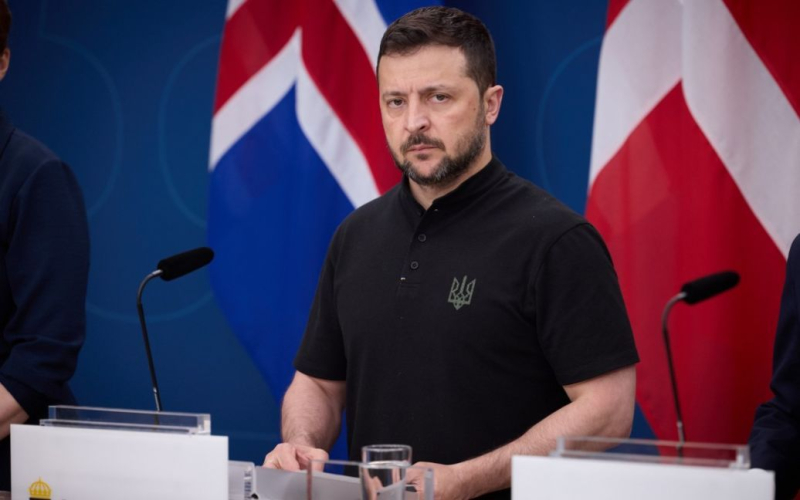 Zelensky ist auf den Philippinen angekommen, wo er sich mit Präsident Marcos treffen wird. /></p>
<p><strong>Der Besuch Selenskyjs auf den Philippinen wurde nicht im Voraus angekündigt.</strong></p>
<p>Der ukrainische Präsident Wladimir Selenskyj kam zu einem Besuch in die Hauptstadt der <strong>Philippinen</strong> Manila, wo er sich mit seinem philippinischen Kollegen Bongbong Marcos traf.</p>
<p><strong>PNA</strong> informiert darüber.< /p> </p>
<p>Die Veröffentlichung berichtet, dass der Hauptzweck von Selenskyjs Besuch darin besteht, über die Teilnahme regionaler Führer an einem von der Schweiz organisierten globalen Friedensgipfel zu verhandeln.</p>
<p>Es wird berichtet, dass er nach seiner Rede in Manila ankam im Shangri-La-Forum in Singapur und stand unter strengen Sicherheitsvorkehrungen.</p >
<p>Die Veröffentlichung berichtet, dass Selenskyj nicht in der Lage war, sich am Rande des Forums persönlich mit dem Präsidenten der Philippinen zu treffen, weshalb er beschloss, ihn persönlich zu besuchen Manila, Marcos einzuladen, am Gipfel in der Schweiz teilzunehmen.</p>
<p>Beide Länder äußerten sich kategorisch in ihren Aussagen gegenüber China auf einem Verteidigungsforum in Singapur, wo Vertreter vieler Länder, darunter die Vereinigten Staaten und China, anwesend waren anwesend.</p>
<p>Die Verhandlungen fanden vor dem Hintergrund der turbulenten Kriege in Gaza und der Ukraine sowie wachsender Spannungen und Konkurrenz um Einfluss zwischen den Vereinigten Staaten und China in der indisch-pazifischen Region statt.</p >
<p>Wir erinnern uns daran, dass zuvor berichtet wurde, dass <strong>Saudi-Arabien sich weigerte, am Friedensgipfel in der Schweiz teilzunehmen</strong>.</p>
<p>Darüber hinaus erklärte Selenskyj zuvor, dass <strong>einige Staaten helfen der Russischen Föderation bei dem Versuch, den Friedensgipfel in der Schweiz zu stören</strong>.</p>
<h4>Ähnliche Themen:</h4>
<p>Weitere Nachrichten</p>
<!-- relpost-thumb-wrapper --><div class=