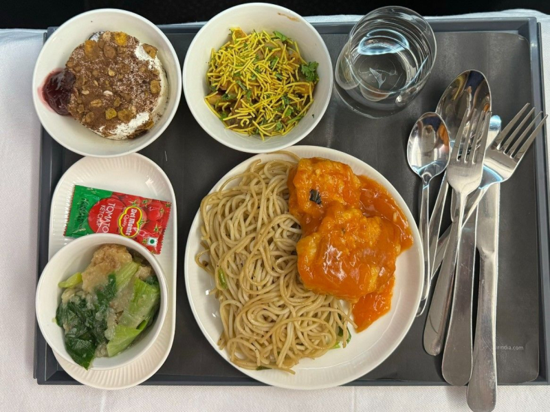 Der Journalist Angebissene Klinge beim Essen im Flugzeug – Foto, Details“ /></p>
<p>„Air India-Essen kann wie eine Klinge schneiden“, sagte Paul. „Ich habe es erst gespürt, nachdem ich das Essen einige Sekunden lang gekaut hatte. Glücklicherweise wurde niemand verletzt. Natürlich liegt die Schuld ausschließlich beim Catering-Service von Air India, aber dieser Vorfall verbessert nicht das Image von Air India. Was wäre, wenn …“ Welches Metallstück befand sich in dem Essen, das dem Kind serviert wurde?</p>
<p><img decoding=