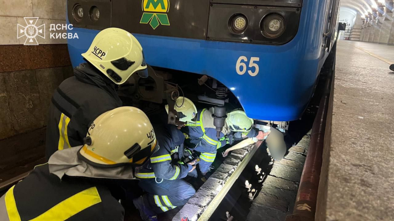 Eine Person stürzt an einer U-Bahn-Station in Kiew: Eine Frau starb, der Zugverkehr wurde wieder aufgenommen