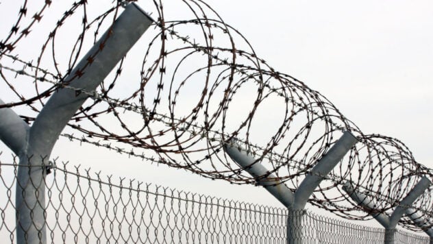 Statt 110 kg - weniger als 50, ist der Körper voller Prellungen: wie die Russen spotteten unsere Gefangenen in der Untersuchungshaftanstalt“ /></p>
<p>In Russland wurde die Vyazemsky Untersuchungshaftanstalt Nr. 2 zu einem Ort der Folter für ukrainische Gefangene. Lesen Sie weiter für drei Geschichten unseres Militärs.</p>
<h2>Alexander Gritsyuk in Gefangenschaft</h2>
<p>Der Mann wurde im April 2022 in der Nähe von Nowobachmutowka gefangen genommen. Im Januar 2024 wurde die Familie darüber informiert, dass Alexanders Leiche aus der Gefangenschaft zurückgebracht wurde.</p>
<p>– Wir leben in Volyn in der Stadt Kivertsy. Mein Mann Alexander arbeitete als Bauunternehmer. Von den ersten Tagen eines ausgewachsenen Krieges an sagte er: Wer, wenn nicht ich? Und er hat sich freiwillig gemeldet. Er kämpfte in der 110. Brigade, benannt nach Mark Bezruchko, — sagt seine Frau Oksana.</p>
<p>Jetzt gucken </p>
<p>Die Frau erhielt nur einmal einen Brief von ihrem Mann, der zweifellos unter Diktat verfasst war. Oksana erhielt Anfang Januar 2024 die ersten Nachrichten über den Missbrauch ihres Mannes.</p>
<p>– Anfang Januar 2024 erhielt ich Informationen von einem anderen Zellengenossen meines Mannes. Diesmal hörte ich, dass er gemobbt wurde. Und am 24. Januar rief mich ein Ermittler aus Kiew an und sagte, dass es im Dezember 2023 einen Leichenaustausch gegeben habe und sie die Leiche meines Mannes hätten, — sagt Oksana.</p>
<p>Die Frau bemerkt, dass es der schrecklichste Tag ihres Lebens war.</p>
<p>„Als wir am 25. Januar in Kiew ankamen, um die Leiche zu identifizieren, war ich schockiert über das, was ich sah. Es war ein schreckliches Bild. Besonders beeindruckt hat mich, wie dünn der Körper war. Der Pathologe habe gesagt, dass er nicht einmal fünfzig Kilogramm wiege, sagt Oksana.</p>
<p>Ihren Angaben zufolge war der Mann 180 cm groß und wog vor der Gefangenschaft 110 kg, er war körperlich gesund.</p>
<p> < Blockzitat></p>
<p>– Von ihm waren nur noch Knochen und Haut übrig. Der Kopf war ganz blau, die Nase war einseitig, die Zeigefinger waren ohne Nägel. Ob sie herausgezogen oder abgeschlagen wurden, weiß ich nicht. Spuren von Folter am ganzen Körper“, bemerkt Oksana.</p>
</blockquote>
<p><img decoding=