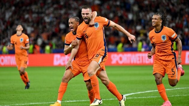 Die Niederlande erreichten dank eines willensstarken Sieges über die Türkei das Halbfinale von Euro 2024“ /></p>
<p>Die niederländische Nationalmannschaft war der letzte Teilnehmer im Halbfinale der Fußball-Europameisterschaft 2024. Die Orangen besiegten die türkische Mannschaft im Viertelfinale.</p>
<p>Spiel Niederlande — Die Türkei fand im Olympiastadion in Berlin statt und endete mit einem Ergebnis von 2:1.</p>
<h2>Die Niederlande besiegten die Türkei bei der EM 2024</h2>
<p>Die Türkei erzielte dank eines Tores den ersten Treffer von Samet Akaidin in der ersten Hälfte. Aber die Niederländer stellten in der 70. Minute nach einem präzisen Kopfball von Verteidiger Stefan De Vrij den Ausgleich wieder her.</p>
<p>Jetzt zuschauen </p>
<p>Sechs Minuten später gingen die Männer von Ronald Koeman nach einem Eigentor von Mert Muldur in Führung.</p > < p><em>Die Nachricht wird ergänzt…</em></p>
<p>Im Halbfinale spielt das niederländische Team gegen das englische Team, das das Schweizer Team im Elfmeterschießen besiegte Schießerei. </p>
<p>Beachten Sie, dass es das vierte Mal in der Geschichte ist, dass die niederländische Nationalmannschaft das Halbfinale der Europameisterschaft erreicht. Das letzte Mal erreichte der Orange diese Phase des Euro im Jahr 2004.</p>
</p></p>
<!-- relpost-thumb-wrapper --><div class=