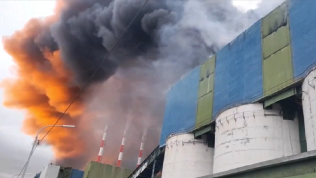In einer Chemiefabrik in der Region Murmansk brennt es: Schwarzer Rauch steigt in den Himmel 