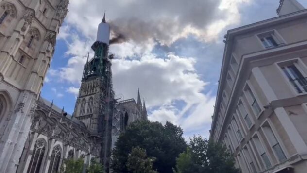 Feuer verschlang den Turm: Die Kathedrale von Rouen brennt in Frankreich