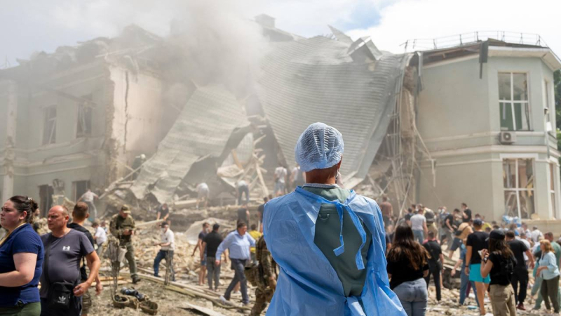 Trauer in Kiew und Kriwoi Rog, Schlag in der Region Mykolajiw und das Abkommen mit der EU: Nachrichten vom 9. Juli Ukraine</p>
<p>Von – Während des russischen Beschusses von Kiew wurden insgesamt 33 Menschen getötet, darunter vier Kinder. 120 Menschen wurden verletzt, darunter 10 Kinder. 11 Menschen wurden ebenfalls gerettet.</p>
<h2>Vergiftung von Freiwilligen mit Wasser in der Nähe von Okhmatdyt</h2>
<p>Die Nationalpolizei prüft Informationen über eine mögliche Vergiftung des Wassers, das zur medizinischen Kindereinrichtung Okhmatdyt gebracht wurde.</p>
<p>Kürzlich erklärte einer der Freiwilligen dass Unbekannte Flaschen mit Wasser nach Okhmatdyt brachten. Alle Menschen, die Kontakt mit Wasser hatten, erlitten eine chemische Vergiftung.</p>
<p>Als die Freiwilligen nach Hause gingen, hinterließen sie ihrer Aussage zufolge Wasserflaschen für die Polizei. Einer von ihnen wusch sein Gesicht mit Flüssigkeit und der andere „ getrunken. Ärzte leisteten Hilfe für den zweiten Polizeibeamten.</p>
<h2>Die Situation im Energiesystem</h2>
<p>In der Ukraine könnte sich die Situation im Energiesystem nach dem 20. Juli verbessern, kündigte Premierminister Denis Shmyhal an .</p>
<p> Ihm zufolge wird nach Abschluss der Reparaturarbeiten an einigen Erzeugungsanlagen die Leistung im Stromnetz steigen. Dann werden die Stromausfälle in der Ukraine deutlich zurückgehen.</p>
<p><img decoding=