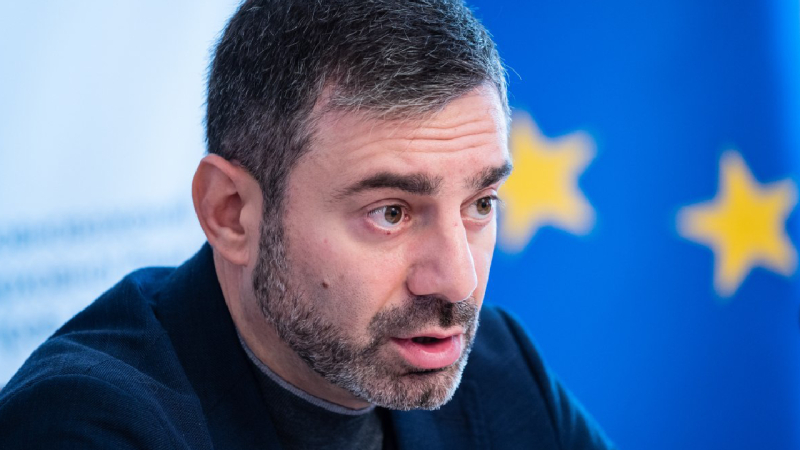 Mariupol-Verteidiger Alexander Ischtschenko – Ombudsmann starb in einem russischen Untersuchungsgefängnis“ /> </p>
<p> < p>Der Verteidiger von Mariupol, der 55-jährige Alexander Ischtschenko, starb im Untersuchungsgefängnis der Russischen Föderation, den die Russen wegen eines weit hergeholten Artikels vor Gericht gestellt hatten.</p>
<p >Ombudsmann Dmitry Lubinets hat dies gemeldet.</p>
<h2>Der Tod des ukrainischen Verteidigers im russischen Internierungslager: Was bekannt ist</h2>
<p>Nach Angaben der Tochter eines Kriegsgefangenen starb er vor 9 Tagen vor. Allerdings hat niemand die ukrainische Seite offiziell darüber informiert.</p>
<p>Jetzt beobachten sie </p>
<p>Es gab auch keine offizielle Mitteilung über die Todesursache des ukrainischen Staatsbürgers.</p>
<blockquote>
<p>– Deshalb habe ich sofort an die Menschenrechtsbeauftragte der Russischen Föderation geschrieben, damit sie sich mit der Tragödie befassen kann Tod eines von russischer Seite festgehaltenen Kriegsgefangenen und teilen Sie mir die Umstände und die Todesursache von Alexander Ischtschenko mit“, sagte Lubinets.</p>
</blockquote>
<p>Er fügte hinzu, dass das IKRK und die Vereinten Nationen zusätzlich über die Tragödie informiert wurden, damit die Organisationen den Tod eines Kriegsgefangenen registrieren und auf die Haftbedingungen der ukrainischen Gefangenenverteidiger achten würden.</p>
<p ><img decoding=