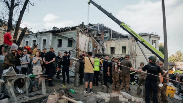 Die Rakete, die die Russische Föderation nach Okhmatdyt in Kiew schickte, hatte 50 westliche Komponenten – FT“ /></p>
<p>Die russische X-101-Rakete, die das Kinderkrankenhaus Okhmatdyt zerstörte, besteht aus vielen westlichen Komponenten, darunter 50 verschiedene im Ausland hergestellte Teile.</p>
<p>Die Veröffentlichung schreibt darüber <b ></p>
<p> b>Financial Times. </p>
<p>Es wird darauf hingewiesen, dass die Kh-101, die eine Sekunde vor ihrer Einlieferung in das Krebskrankenhaus am Montag von der Kamera festgehalten wurde, eine der modernsten Marschflugkörper der Russischen Föderation ist. Es ist auch von entscheidender Bedeutung für Russlands eskalierende Luftangriffskampagne gegen die Ukraine.</p>
<p>Now Watching </p>
<p>Russland produziert fast achtmal mehr Kh-101 als vor der umfassenden Aggression im Jahr 2022 – und ist immer noch auf Ersatzteile angewiesen Teile aus westlichen Ländern, insbesondere den USA.</p>
<blockquote>
<p>— Westliche Technologie ermöglicht es ihnen, diese intelligenteren Raketen zu bauen, die ihren Terroranschlägen dabei helfen, unsere schwache Luftverteidigung zu überwinden“, sagte er. bemerkte Elena Belousova, eine führende Sanktionsforscherin am KSE-Institut in Kiew.</p>
</blockquote>
<p>Wie die Veröffentlichung schreibt, wandte sich der Verteidigungssektor des Kremls den Mikroprozessoren zu, obwohl die Sanktionen Russland von einigen fortschrittlichen Komponenten abschotten andere Technologien, die nicht für militärische Zwecke bestimmt sind. Dieser Übergang geht aus der ukrainischen Analyse der im Januar abgefeuerten Kh-101-Rakete hervor.</p>
<p>In der Rakete befanden sich 16 westlich hergestellte Elektronikteile. Alle Waren sind in erster Linie für zivile Zwecke bestimmt und teilweise recht alt.</p>
<p>Eine Analyse russischer Dokumente durch die Financial Times zeigt, wie russische Unternehmen im Jahr 2023 identische Teile wie im Januar beziehen konnten X-101, indem man sie einfach auf dem freien Markt kauft und über China importiert.</p>
<p>Obwohl russische Dokumente darauf hinweisen, dass die Teile von westlichen Herstellern hergestellt wurden, werden sie alle als in China, Malaysia usw. hergestellt aufgeführt Philippinen, Taiwan oder Thailand.</p>
<p>Der Leiter des Büros des Präsidenten der Ukraine <b></b>Andriy Ermak wies seinerseits auf die Notwendigkeit hin, die Kontrolle über die Einhaltung der Sanktionen zu verstärken, die gegen die Russische Föderation aufgrund westlicher Teile in einer Rakete verhängt wurden, die in Russland landete das Okhmatdyt-Kinderkrankenhaus in Kiew.</p>
<p>Insbesondere <b></b> Das Justizministerium der Ukraine schrieb, dass zur Feststellung des Namens der Rakete mehr als 30 Fragmente davon und ein Video davon verwendet wurden Der Treffer im Kinderkrankenhaus Okhmatdyt wurde analysiert.</p>
<p>Insbesondere:</p>
<ul>
<li>Teil des Rotationsantriebs mit Fragmenten des Raketenflügelkonsolenholms;</li>
<li>Fragmente des Heckraums mit Teilen der aerodynamischen Steuerflächen;</li>
<li>Fragment des Triebwerks;</li>
<li>Fragmente der Außenhaut des Motors mit Teilen der Serien- und Produktionsnummer des Motors.</li>
</ul>
<p>— Spezifische technische und konstruktive Merkmale der gefundenen Trümmer und entsprechende typische Markierungen weisen auf den Einsatz einer strategischen luftgestützten Marschflugkörper vom Typ X-101 durch die Streitkräfte der Russischen Föderation hin. Seine Länge beträgt 7,5 m, der Sprengkopf wiegt etwa 400 kg, die Höchstgeschwindigkeit beträgt 720 km/h, die Flugreichweite beträgt bis zu 5000 km, sagte der stellvertretende Justizminister der Ukraine Andrey Gaichenko.</p>
<h2>Raketenangriff auf Okhmatdyt in Kiew</h2>
<p>Am 8. Juli trafen die russischen Besatzer bei einem massiven Raketenangriff auf die Ukraine das Kinderkrankenhaus Okhmatdyt in Kiew, wodurch zwei Menschen starben und 32 Verwundete medizinische Hilfe suchten. Acht Kinder wurden mit Verletzungen ins Krankenhaus eingeliefert.</p>
</p></p>
<!-- relpost-thumb-wrapper --><div class=