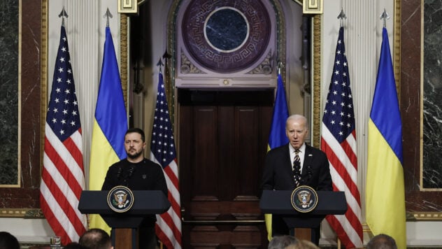 Biden nannte Selenskyj versehentlich „Putin“: Der Präsident der Ukraine reagierte mit einem Witz“ /> </p >
<p>Der amerikanische Präsident Joe Biden machte während einer Rede auf dem NATO-Gipfel einen Fehler, als er den ukrainischen Präsidenten Wladimir Selenskyj versehentlich beim Namen des russischen Diktators Wladimir Putin nannte.</p>
<p>Dies berichtet der Guardian. </p>
<h2>Rede von Biden und Selenskyj</h2>
<p>Biden hat sich bei der Unterzeichnungszeremonie des Abkommens mit Selenskyj am letzten Tag des NATO-Gipfels falsch ausgedrückt.</p>
<p>Jetzt ansehen </p>
<p>Zum Abschluss seiner Eröffnungsrede übergab Biden das Wort an Selenskyj: „Jetzt möchte ich es dem Präsidenten der Ukraine übergeben, der ebenso viel Mut wie Entschlossenheit besitzt.“ Meine Damen und Herren, Präsident Putin!</p>
<p>Eine Reihe europäischer Staats- und Regierungschefs begannen zögernd zu klatschen. Bundeskanzler Olaf Scholz und die italienische Ministerpräsidentin Giorgia Meloni drehten überrascht die Köpfe.</p>
<p>Aber Biden erkannte sofort seinen Vorbehalt und sagte: Präsident Putin? Wir werden Präsident Putin besiegen. Präsident Selenskyj. Ich konzentriere mich so darauf, Putin zu besiegen. Auf jeden Fall, Herr Präsident.</p>
<p>Als Reaktion darauf war der ukrainische Präsident Wladimir Selenskyj nicht überrascht und sagte: Mir geht es besser!</p>
<p>Joe Biden schüttelte Selenskyjs Hand und antwortete: Es geht dir verdammt besser!</p>
</p >
<h2>Reaktion der Politiker< /h2> </p>
<p>Der britische Premierminister Keir Starmer antwortete auf die Frage nach Bidens Fehler, dass er sehr lange mit dem amerikanischen Präsidenten gesprochen, viele Themen besprochen und in den zwei Tagen von … Der Gipfel kam zu einem sehr guten Ergebnis.</p>
<p>— Biden hat alles geleitet, bei jedem Treffen gesprochen, Menschen zusammengebracht und wir sind zu einem guten Ergebnis gekommen. Und ich denke, dafür sollte man ihm Anerkennung zollen“, sagte Starmer.</p>
<p>Der französische Präsident Emmanuel Macron sagte, jeder hält schlechte Reden, und er auch.</p>
<h2>Biden hat Harris falsch verstanden Trump</h2>
<p>Präsident Joe Biden beantwortete auf einer Pressekonferenz eine Frage zu seiner Teilnahme am Rennen und ob er Vizepräsidentin Kamala Harris den Vortritt lassen könnte. Biden sprach sich erneut falsch aus und verwechselte ihren Nachnamen mit Trump.< /p> </p>
<p>— „Ich hätte Vizepräsidentin Trump nicht zur Vizepräsidentin gewählt, wenn ich nicht geglaubt hätte, dass sie für das Amt der Präsidentin qualifiziert ist“, sagte er. sagte er.</p>
<p>Donald Trump wiederum nutzte Bidens Verwechslung mit Harris freudig und schrieb auf seiner Seite im sozialen Netzwerk, dass Biden „großartige Arbeit“ geleistet habe. Und als Biden gefragt wurde, wie er darauf reagiert habe, dass Trump seinen Fehler bemerkt habe, antwortete der amerikanische Präsident, dass sein Gegner noch viel Schlimmeres gesagt habe.</p>
</p></p>
<!-- relpost-thumb-wrapper --><div class=