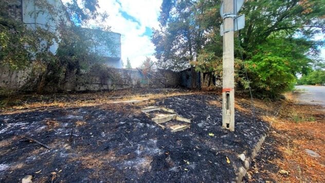Am Morgen beschossen die Russen die Außenbezirke von Cherson: Ein Mann wurde getötet, eine Frau wurde verwundet“ /></p>
<p> < p>Am Morgen feuerten russische Truppen vom vorübergehend besetzten linken Ufer aus auf die Vororte von Cherson. Eine Person ist gestorben.</p>
<p>Dies teilte der Leiter der Militärverwaltung der Stadt Cherson, Roman Mrochko, mit.</p>
<h2>Beschuss von Cherson am 31. Juli</h2>
<p>Ihm zufolge Dabei wurde ein 68-jähriger Mann tödlich verletzt. Retter zogen seinen Körper unter den Trümmern seines eigenen Hauses hervor.</p>
<p>Jetzt beobachten sie </p>
<p>Eine 73-jährige Frau hat durch einen Angriff einer feindlichen Drohne eine Gehirnerschütterung, eine Explosion und eine geschlossene Kopfverletzung erlitten. Ärzte leisteten ihr vor Ort die nötige Hilfe.</p>
<p>Die Staatsanwaltschaft der Region Cherson teilte mit, dass die Eindringlinge die Stadt gegen 05:20 Uhr angegriffen hätten. Es wurde eine vorläufige Untersuchung wegen Verstoßes gegen die Kriegsgesetze und -bräuche (Artikel 438 Teile 1 und 2 des Strafgesetzbuchs der Ukraine) eingeleitet.</p>
<p><img decoding=
