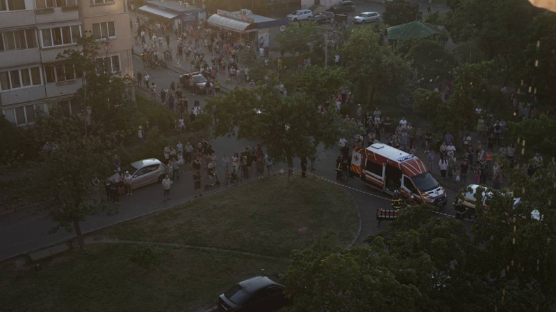 Explosionen in Kiew: Es gibt Verletzte, ein Haus wird durch herabfallende Raketentrümmer beschädigt