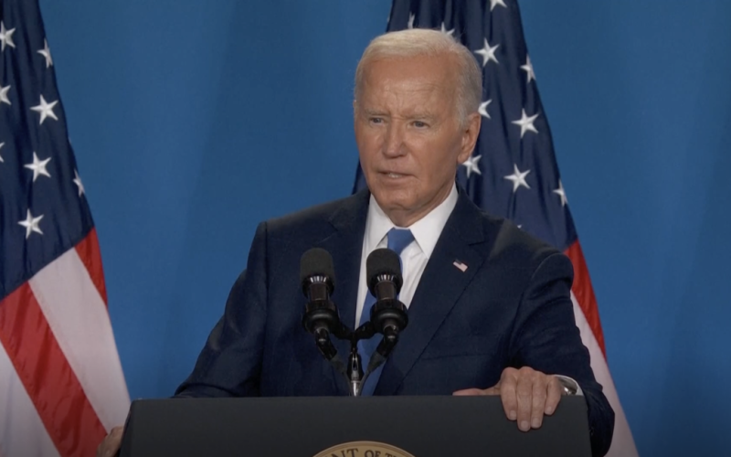 Biden nannte Selenskyj versehentlich „Putin“ ; (Video)“ /></p>
<p><strong>Der amerikanische Führer erkannte sofort den Fehler und korrigierte sich.</strong></p>
<p>Der Präsident der Vereinigten Staaten <strong>Joe Biden </strong> Während Wladimir Selenskyj auf der Bühne dem Präsidenten der Ukraine das Wort übergab, nannte er ihn fälschlicherweise „Putin“.</p>
<p>Dies geschah während der Rede des amerikanischen Staatschefs bei den Ukraine-Compact-Veranstaltungen am Rande des NATO-Gipfels in Washington.</p>
<p>„Ich möchte dem Präsidenten der Ukraine das Wort erteilen, der ebenso viel Mut wie Entschlossenheit hat, meine Damen und Herren, Präsident Putin“, verkündete Biden von der Bühne aus.</p >
<p>Danach sagte Biden sofort, dass er so darauf konzentriert sei, Putin zu besiegen, dass er versehentlich falsch sprach und sagte, dass Selenskyj Putin besiegen würde.</p>
<p>Der Präsident der Ukraine wiederum sagte: „Ich „Ich bin besser“, stimmte Biden zu und sagte: „Von außen betrachtet bist du besser.“</p>
<p>Denken Sie daran: Zuvor wurde berichtet, dass <strong>US-Chef Biden ein neues Hilfspaket für die Ukraine angekündigt hat</strong>. </p>
<p>Außerdem haben wir bereits darüber berichtet, dass <strong>Selenskyj eine Erklärung zu Putin, Biden und Trump abgegeben hat</strong>.</p>
<h4>Ähnliche Themen:</h4>
<p>Weitere Nachrichten</p>
<!-- relpost-thumb-wrapper --><div class=