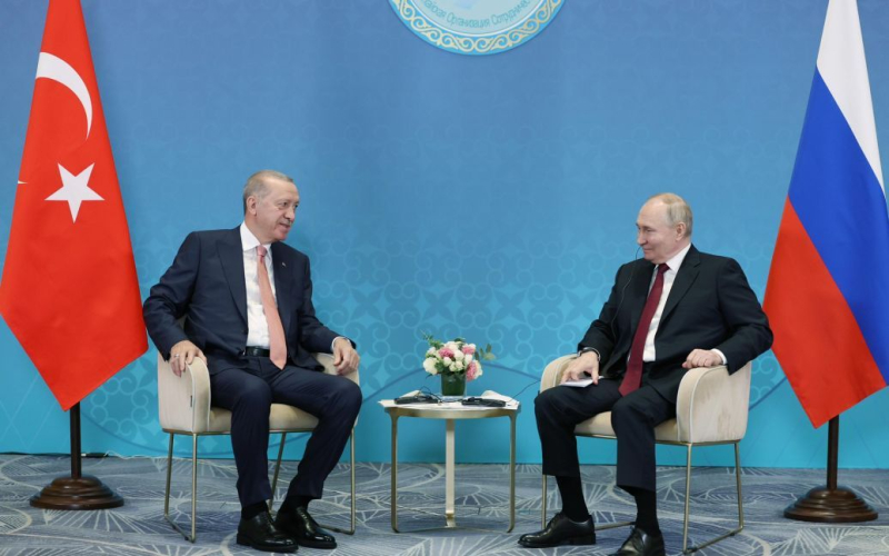 Erdogan forderte Putin auf, einer „gerechten Welt“ zuzustimmen: die Reaktion des Kremls. /></p>
<p><strong>Die Führer der Türkei und der Russischen Föderation diskutierten die Lage in der Ukraine.</strong></p>
<p>< p>Am Mittwoch, dem 3. Juli, bot der türkische Präsident Recep Tayyip Erdogan während eines Treffens in der kasachischen Hauptstadt Astana mit dem russischen Präsidenten Wladimir Putin erneut die Vermittlung seines Landes an, um einen „gerechten Frieden“ in dem von der Russischen Föderation entfesselten Krieg zu erreichen Ukraine.</p>
<p>Dies wurde im Pressedienst der türkischen Präsidialverwaltung gemeldet.</p>
<p>Das Treffen zwischen Erdogan und Putin fand im Rahmen des Gipfeltreffens der Shanghaier Organisation für Zusammenarbeit (SCO) statt ), zu dem Kasachstan, China, Russland, Kirgisistan, Tadschikistan, Usbekistan, Indien, Iran und Pakistan gehören.</p>
<p> p></p>
<p>Die Staats- und Regierungschefs der Türkei und der Russischen Föderation diskutierten die bilateralen Beziehungen zwischen der Türkei und Russland. sowie die Lage in der Ukraine, Israel und Syrien.</p>
<p>„Die Türkei wird ihre Bemühungen fortsetzen, Frieden in der Region und der Welt zu schaffen.“ Die Türkei kann den Grundstein für einen Konsens zur Beendigung des Krieges zwischen Russland und der Ukraine legen, zunächst durch einen Waffenstillstand und dann durch Frieden. „Ein gerechter Frieden, der beide Seiten zufriedenstellen kann, ist möglich“, zitiert der Pressedienst des türkischen Präsidenten Erdogans Aussage bei einem Treffen mit Putin.</p>
<p>Anschließend sagte der Sprecher des russischen Präsidenten Putin, Dmitri Peskow, dass der Kreml dies nicht in Betracht ziehe Erdogan ist möglicher Vermittler bei den Verhandlungen über die Ukraine.</p>
<p>Erinnern Sie sich daran, dass der frühere türkische Präsident Recep Tayyip Erdogan dem russischen Diktator Wladimir Putin in einem Telefongespräch gesagt hat, dass die Türkei bereit sei, jede Rolle als Vermittler zu spielen, um die Ukraine und Russland zurückzubringen am Verhandlungstisch.< /p></p>
<h4>Verwandte Themen:</h4>
<p>Weitere Neuigkeiten</p>
<!-- relpost-thumb-wrapper --><div class=