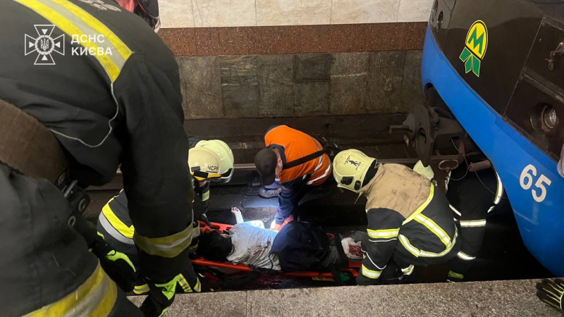 Eine Person stürzt an einer U-Bahn-Station in Kiew: Eine Frau ist gestorben Der Zugverkehr wurde wieder aufgenommen in Kiew: Eine Frau starb, der Zugverkehr wurde wieder aufgenommen“ /></p>
<p>Erinnern Sie sich daran, dass gestern, am 27. Juni, an der U-Bahn-Station der Universität ein Passagier von einem Zug angefahren wurde. Aufgrund des Vorfalls waren mehrere U-Bahn-Stationen in der Hauptstadt einige Zeit lang außer Betrieb.</p>
<p>Retter befreiten das Opfer unter dem U-Bahnwagen. Es wurde berichtet, dass sich der Mann in einem Schockzustand befand und keine traumatische Amputation der unteren Extremitäten erlitten hatte. Er wurde dem Rettungsdienst übergeben. Der Zugverkehr wurde um 12:45 Uhr wieder aufgenommen.</p>
</p></p>
<!-- relpost-thumb-wrapper --><div class=