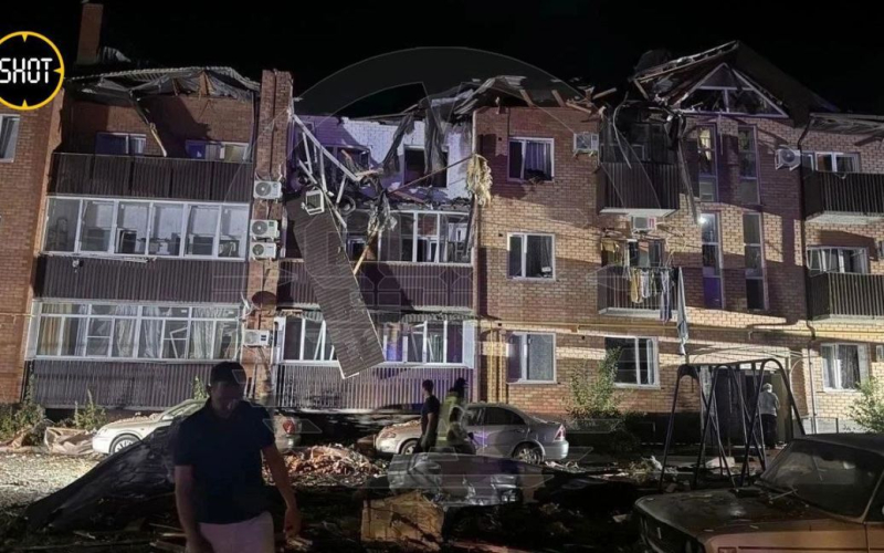 Unbekannt Drohnen griffen Primorsko-Achtarsk in der Region Krasnodar der Russischen Föderation an. /></p>
<p><strong>In der Stadt waren Explosionen zu hören.</strong></p>
<p><strong>Unbekannte Drohnen griffen an In der Stadt Primorsko-Achtarsk in der Region Krasnodar scheint das „Luftverteidigungssystem“ mehrere Drohnen abgeschossen zu haben. Zivile Objekte wurden beschädigt.</strong></p>
<p>SHOT schreibt darüber in den sozialen Netzwerken.</p>
<p>Nach vorläufigen Informationen begannen die Anwohner nach etwa 0:30 Uhr, das Geräusch von Explosionen zu hören Im Bereich des örtlichen Umspannwerks waren ein überfliegendes UAV und mehrere laute Explosionen zu hören. Augenzeugen berichten außerdem, dass durch den Absturz einer der Drohnen ein dreistöckiges Wohngebäude in einem der Mikrobezirke beschädigt wurde.</p>
<p>Zuvor wurde keiner der Bewohner verletzt. Die Rettungsdienste sind jetzt vor Ort.</p>
<p>Wir möchten Sie daran erinnern, dass in <strong>Nischni Nowgorod auf einer Müllentsorgungsanlage ein heftiger Brand ausbrach – am Himmel waren feurige „Pilze“ zu sehen.< /strong></p>
<p >Wir möchten hinzufügen, dass es in der Nacht des 30. Juni in mehreren russischen Regionen, insbesondere in Kursk, Belgorod und Brjansk, aufgrund eines Drohnenangriffs zu Explosionen kam.</p >
<h4>Ähnliche Themen:</h4>
<p>Weitere Neuigkeiten</p>
<!-- relpost-thumb-wrapper --><div class=