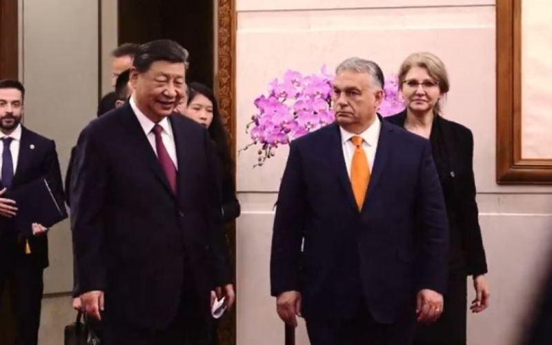 Unerwartet Treffen der „Friedensstifter“: Warum Orban zu Xi Jinping kam“ /></p>
<p><strong>Beim Empfang von Orban forderte Xi Russland und die Ukraine auf, das Feuer einzustellen, und andere Großmächte, ein günstiges Umfeld für Verhandlungen zu schaffen. </strong ></p>
<p>Der chinesische Staatschef Xi Jinping forderte die Weltmächte bei einem Treffen am Montag, dem 8. Juli, mit dem ungarischen Ministerpräsidenten Viktor Orban dazu auf, Russland und der Ukraine bei der Wiederaufnahme des direkten Dialogs zu helfen.</p>
<p> Associated schreibt über diese Presse unter Berufung auf den chinesischen Staatssender CCTV.</p>
<p>Orban stattete China überraschend einen Besuch ab, um die Aussichten für eine friedliche Lösung des Krieges in der Ukraine zu besprechen. Seit Ungarn diesen Monat die rotierende EU-Präsidentschaft übernommen hat, hat Orban seine Friedensmission intensiviert. Seine Maßnahmen wurden jedoch von anderen europäischen Staats- und Regierungschefs nicht gebilligt.</p>
<p>Nachdem Putin Orbán eingeladen hatte, als Hauptvertreter des Europäischen Rates nach Moskau zu kommen, lehnten mehrere hochrangige europäische Beamte das Angebot ab und sagten, Orbán sei dazu nicht befugt nichts tun, zusätzlich zur Erörterung der bilateralen Beziehungen zwischen Ungarn und der Russischen Föderation.</p>
<p>„China ist eine Schlüsselkraft bei der Schaffung der Voraussetzungen für den Frieden im russisch-ukrainischen Krieg. Deshalb bin ich nur zwei Monate nach seinem offiziellen Besuch in Budapest zu einem Treffen mit Präsident Xi in Peking gekommen. Präsident Xi hat mir klar gemacht, dass China wird seine Bemühungen fortsetzen, Bedingungen für den Frieden zu schaffen. Wir sind nicht allein! Die Friedensmission wird weitergehen“, schrieb Orban im sozialen Netzwerk X.</p>
<p>Während seines Treffens mit Xi bezeichnete Orban China als stabilisierende Kraft inmitten der globalen Instabilität und lobte seine „konstruktiven und wichtigen“ Friedensinitiativen.</p>
<p>China treibt seinen eigenen Sechs-Punkte-Friedensplan voran. Peking gibt an, in dem Konflikt neutral zu sein, obwohl es Moskau in der Praxis durch häufige Staatsbesuche, wachsenden Handel und gemeinsame Militärübungen unterstützt.</p>
<p>Beim Empfang von Orban forderte Xi Russland und die Ukraine auf, das Feuer einzustellen, und forderte die anderen Großmächte auf, ein für Verhandlungen förderliches Umfeld zu schaffen. Nach Angaben des chinesischen Staatschefs wird ein Waffenstillstand nur möglich sein, wenn alle Großmächte „positive, nicht negative Energie“ projizieren.</p>
<p>Es wird darauf hingewiesen, dass die Länder während des jüngsten Besuchs von Xi Jinping in Ungarn das Niveau erhöht haben ihre Beziehungen zu einer „allwetterumfassenden strategischen Partnerschaft“. Abgesehen von Ungarn unterhält China dieses Niveau der Beziehungen nur mit drei Staaten – Weißrussland, Pakistan und Venezuela.</p>
<p>Nach Abschluss seines Besuchs in China wird Orban zum NATO-Gipfel in die USA reisen. Es ist unklar, ob er sich separat mit Präsident Joe Biden oder seinem Rivalen bei der bevorstehenden Wahl, Donald Trump, treffen wird, dessen Kandidatur Orban offen unterstützt.</p>
<p>Erinnern Sie sich daran, dass Orban versucht, sich als Vermittler zwischen den Parteien zu präsentieren die Kämpfe in der Ukraine zu beenden, obwohl der russische Diktator Putin selbst Verhandlungen zur Beendigung des Krieges ablehnte. ISW-Analysten glauben, dass Orban versucht, die Unterstützung für die Ukraine zu untergraben, indem er zu Friedensgesprächen aufruft.</p>
<h4>Verwandte Themen:</h4>
<p>Weitere Nachrichten</p>
<!-- relpost-thumb-wrapper --><div class=