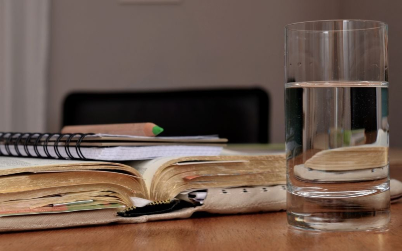 Skandal an einer deutschen Universität: Ein Student übergoss einen Professor mit Wasser - was war der Grund