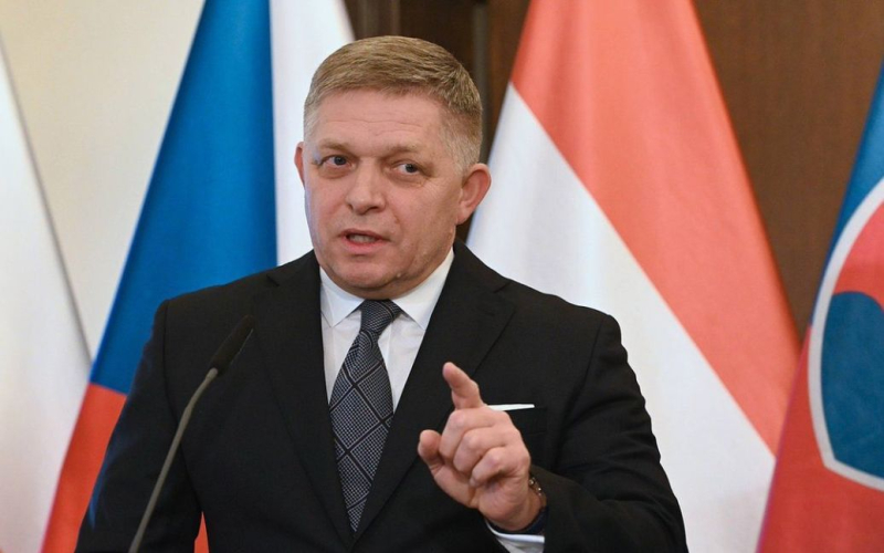 Slowakisch Premierminister Fico reagierte auf den russischen Angriff auf Okhmatdyt. /></p>
<p><strong>Die Slowakei erklärte sich bereit, einige Kinder in Begleitung ihrer Eltern zur Behandlung aufzunehmen.</strong></p>
<p>Der slowakische Ministerpräsident Robert Fico hielt ein Treffen für ab Erstmals am Dienstag, 9. Juli, Regierung nach dem Attentat Mitte Mai. Er sprach auch mit seinem ukrainischen Kollegen Denis Shmygal.</p>
<p>Laut Shmygal informierte er seinen slowakischen Kollegen über einen groß angelegten russischen Angriff auf zivile Infrastruktur und die Zerstörung von Okhmatdyt.</p>
<p>” Robert Fico verurteilte diesen Angriff. Die Slowakei brachte ihre Bereitschaft zum Ausdruck, einige Kinder, darunter auch krebskranke, in Begleitung ihrer Eltern zur Behandlung aufzunehmen“, heißt es in einer Erklärung des Pressedienstes des ukrainischen Premierministers.</p>
<p>In Darüber hinaus dankte Shmygal der Slowakei für ihre Teilnahme am Friedensgipfel, ihre Unterstützung auf dem Weg der europäischen Integration, insbesondere für ihre Unterstützung für die Entscheidung der EU, Verhandlungen über die Mitgliedschaft der Ukraine in der EU aufzunehmen.</p>
<p>„Wir haben die Umsetzung besprochen.“ „In Bezug auf die im April dieses Jahres erzielten Vereinbarungen gibt es erhebliche Fortschritte in dieser Richtung. Wir haben vereinbart, im Herbst das dritte gemeinsame Treffen der Regierungen in der Ukraine abzuhalten.“ > </p>
<p>Wir erinnern daran, dass am Dienstag um 17:00 Uhr bekannt ist, dass bei einem Raketenangriff russischer Invasoren in Kiew 33 Menschen getötet wurden. Insbesondere im Okhmatdyt-Krankenhaus kamen zwei Erwachsene ums Leben.</p>
<p>Außerdem wurde infolge des wiederholten Beschusses ein Gebäude im Dnjepr-Bezirk zerstört, in dem sich zwei Kliniken befinden – „Adonis“ und „Isis“. , war beschädigt. Es sind 7 Todesfälle bekannt.</p>
<h4>Ähnliche Themen:</h4>
<p>Weitere Nachrichten</p>
<!-- relpost-thumb-wrapper --><div class=