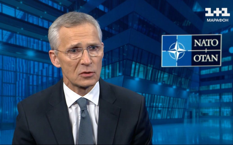 Stoltenberg benannte die Bedingung, die Ukraine in die NATO einzuladen“ /></p>
<p><strong>Jens Stoltenberg erwartet von den Verbündeten, dass sie auf dem Gipfel eine „starke Botschaft“ übermitteln zur Mitgliedschaft der Ukraine.</strong></p>
<p>Die Ukraine kann mit Zustimmung aller Mitgliedsländer des Bündnisses eine Einladung zur NATO-Mitgliedschaft erhalten, jedoch nicht während des Gipfels in Washington.</p>
<p>Dies sagte der Generalsekretär der Organisation des Nordatlantikvertrags (NATO), Jens Stoltenberg, am 10. Juli bei einem Briefing in Washington auf dem Gipfel des Bündnisses anlässlich des 75. Jahrestages seiner Gründung.</p>
<p>Jens Stoltenberg betonte, dass die Ukraine wird Mitglied des Bündnisses werden, aber im Moment ist es noch zu früh, um über Termine zu sprechen.</p>
<h2>Keine Einladung an die NATO, sondern ein „substanzielles Paket aus fünf Elementen“</h2>
<p>„I Erwarten Sie, dass sich die Verbündeten auf ein bedeutendes Paket bestehend aus fünf Elementen einigen“, sagte Stoltenberg.</p>
<p>Zu diesen Komponenten zählte der Generalsekretär die NATO-Kommandostruktur, um der Ukraine Sicherheitshilfe und militärische Ausbildung zu bieten, sowie eine langfristige Verpflichtung zur kontinuierlichen Unterstützung unseres Staates.</p>
<p>Außerdem heißt es An den NATO-Generalsekretär sprechen wir über neue Ankündigungen zur Bereitstellung unmittelbarer Unterstützung, insbesondere im Bereich der Luftverteidigungsfähigkeiten, und über neue bilaterale Sicherheitsabkommen, die einzelne NATO-Verbündete mit der Ukraine abschließen werden.</p>
<p>Gleichzeitig beabsichtigt die NATO, ihre Bemühungen zu verstärken, um die Streitkräfte der Ukraine in volle Kompatibilität mit den Armeen des Bündnisses zu bringen – unter anderem durch die Arbeit des neuen Ukraine-NATO-Zentrums für Analyse, Vorbereitung und Ausbildung in Polen.</p >
<p>„Alle diese fünf Elemente zusammen stellen eine starke Brücke für die Ukraine zur Mitgliedschaft im Bündnis dar, und ich bin zuversichtlich, dass die Verbündeten ihre Zusage wiederholen werden, dass die Ukraine Mitglied der NATO werden wird“, sagte Stoltenberg.</p >
<h2>Was auf dem Gipfel in Washington bekannt gegeben wird</h2>
<p>Er verzichtete jedoch darauf, den Abschluss der NATO-Mitgliedschaft der Ukraine auf dem Gipfel in Washington zu kommentieren, bis „die alliierte Erklärung vereinbart wurde.“</p>
<p>„Die Verhandlungen laufen derzeit. Ich bin zuversichtlich, dass wir das tun werden.“ , sagte Stoltenberg.</p>
<p>Der Generalsekretär betonte, dass es für die Einladung der Ukraine zur Mitgliedschaft notwendig sei, einen Konsens in der NATO zu erreichen, aber es sei noch zu früh, um genau zu sagen, wann Die Ukraine wird Mitglied. Er fügte hinzu, dass das Bündnis mit der Ukraine zusammenarbeitet, um es der NATO-Mitgliedschaft immer näher zu bringen.</p>
<h2>Luftverteidigung für die Ukraine: „Die Verbündeten arbeiten hart“</h2>
<p>Darüber hinaus erinnerte er daran, dass der ukrainische Präsident Wladimir Selenskyj im April vor der NATO über die Stärkung der Luftverteidigungsfähigkeiten der Ukraine sprach.</p>
<p>„Wir haben versprochen, in dieser Angelegenheit hart zu arbeiten. Und die Verbündeten arbeiten hart… Jetzt haben wir, „Seit gestern gibt es Ankündigungen von Präsident Biden und mehreren anderen Verbündeten, dass sie in der Lage sein werden, fünf neue fortschrittliche strategische Luftverteidigungssysteme zu liefern“, sagte Stoltenberg.</p>
<p>Insbesondere sollten diese fünf Luftverteidigungssysteme von geliefert werden den Vereinigten Staaten, Italien, Rumänien, den Niederlanden und Deutschland. Wir sprechen über die Systeme Patriot und SAMP/T. Die Ukraine wird auch mehr taktische Luftverteidigungssysteme erhalten, darunter NASAMS.</p>
<p><strong>▶ Auf dem YouTube-Kanal von TSN können Sie das Video unter diesem Link ansehen: Selenskyj ist nicht zur Eröffnung des NATO-Gipfels gekommen! Aber die Ukraine wurde nicht benachteiligt!</strong></p>
<p><iframe class=