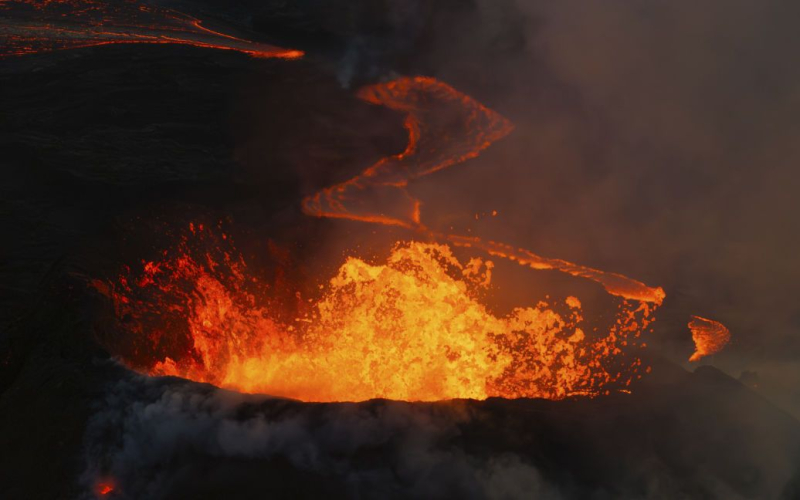 In Italien ist der Vulkan Ätna wieder erwacht: Eine Lavafontäne sprudelt aus dem Krater