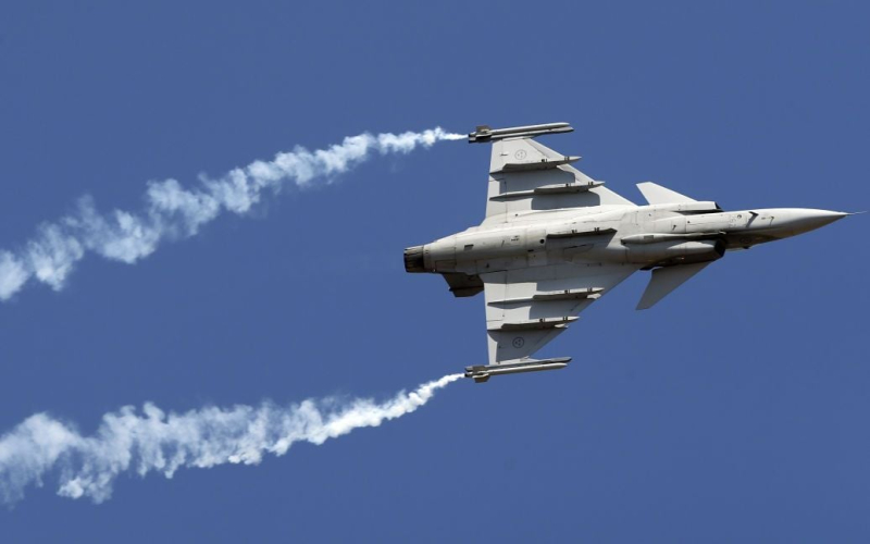 In Schweden erklärte, warum es den Transfer von Gripen-Kampfflugzeugen in die Ukraine gestoppt hat.“ /></p>
<p><strong>Der Leiter des schwedischen Außenministeriums sagte, dass die gleichzeitige Einführung zweier Kampfflugzeugsysteme – Gripen und F-16 – dies tun würde zu schwierig sein.</strong><strong> /p></p>
<p>Schweden hat den Transfer von Gripen-Kampfflugzeugen in die Ukraine gestoppt, weil Kiew zu dem Schluss gekommen ist, dass es zwei Systeme gleichzeitig gibt – sowohl F-16 als auch Gripen „Zu viel.“</p>
<p>Der schwedische Außenminister Tobias Billström sagte dazu gegenüber der Voice of America.</p>
<p>Der Minister wies darauf hin, dass die Ukraine die Möglichkeit erhalten habe, F-16-Kampfflugzeuge zu empfangen, die in der NATO-Familie zahlreicher seien. Und mehr Länder haben die F-16 als den Gripen. Deshalb erklärte Billström, warum Schweden den Transfer seiner Kämpfer gestoppt hat:</p>
<p>„Das hat nichts mit der Entscheidung der schwedischen Regierung zu tun. Diese Entscheidung wurde getroffen, weil<strong>die Ukraine zu dem Schluss gekommen ist, dass sie zwei Kämpfer haben muss.“ Systeme gleichzeitig – sowohl die F-16 als auch die Gripen – ist zu viel.“</strong></p>
<p>Der schwedische Minister stellte fest, dass es sich um ganze komplexe Systeme handele, es gehe also nicht nur um die Beschaffung von Flugzeugen und die Ausbildung von Piloten. Es wäre zu schwierig, zwei Systeme gleichzeitig zu implementieren.</p>
<p><u><strong>Lesen Sie die wichtigsten Nachrichten des Tages:</strong></u></p>
<p>“Aber Dies bedeutet nicht, dass Schweden nicht bereit ist, mit Gripens-Kampfflugzeugen fortzufahren, wenn das F-16-Programm abgeschlossen ist. Auch dies ist eine Angelegenheit der Ukraine und nicht der schwedischen Regierung“, sagte Billström.</p>
<p>Schweden beschlossen, der Ukraine andere Optionen zu geben, und sie hat ASC 890-Überwachungssysteme erhalten. Das Militär wird diese Systeme in Abstimmung mit der F-16 nutzen können. Dies wird eine bessere Durchführung von Luftschlachten sowie eine bessere Beobachtung und Kontrolle von Luftschlachten ermöglichen.</p>
<p>Erinnern Sie sich daran, dass der Chef der Luftfahrt des Luftwaffenkommandos der ukrainischen Streitkräfte, Sergej Golubzow, im Juni sagte, dass die Ukraine bereits verfügt über die entsprechende Infrastruktur, um den Einsatz von Gripen-Kampfflugzeugen zu ermöglichen. Allerdings haben F-16-Kampfflugzeuge weiterhin Priorität.</p>
<p><strong><u>Lesen Sie auch:</u></strong></p>
<h4>Ähnliche Themen:</h4>
<p>Weitere Nachrichten</p>
<!-- relpost-thumb-wrapper --><div class=