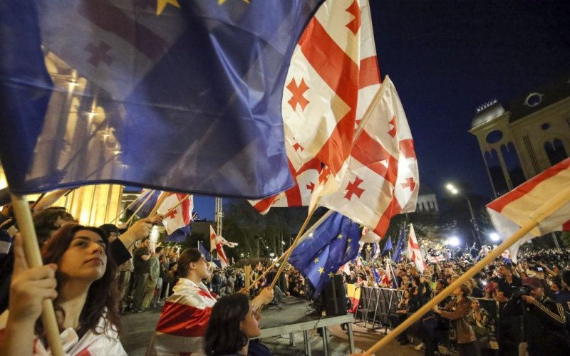 Beitritt Georgiens zur Europäischen Union Union wurde suspendiert – EU-Botschafter“ /></p>
<p><strong>Die Absichten der aktuellen georgischen Regierung sind den Staats- und Regierungschefs der Europäischen Union unklar.</strong></p>
<p>Europäisch Der Unionsbotschafter in <strong>Georgien</strong> Pavel Gerchinsky erklärte, dass der Beitritt des Landes zur EU derzeit ausgesetzt sei.</p>
<p>Gerchinsky sagte Reportern darüber, seine Worte werden in der SOVA-Publikation zitiert.</p >
<p>Gerchinsky sagte, dass sich am 27. Juni Staats- und Regierungschefs, Präsidenten und Ministerpräsidenten der EU in Brüssel getroffen und mehrere wichtige Entscheidungen getroffen hätten, darunter die Aussetzung des Beitrittsprozesses Georgiens aufgrund der Verabschiedung des „russischen Gesetzes“ – des sogenannten „Ausländische Agenten“-Gesetz.</p>
<p>„Leider, und das muss ich leider sagen, haben sie auch zugestimmt, den Prozess des Beitritts Georgiens zur Europäischen Union zu stoppen.“ Europäischer Rat. Lesen Sie es sorgfältig durch. Die Absichten der aktuellen georgischen Regierung sind den Staats- und Regierungschefs der Europäischen Union unklar. „Das Gesetz zur Transparenz des ausländischen Einflusses ist eindeutig ein Rückschritt“, sagte Gerchinsky.</p>
<p>Außerdem sei die antiwestliche, antieuropäische Rhetorik der georgischen Behörden mit dem erklärten Ziel absolut unvereinbar des Beitritts zur Europäischen Union.</p>
<p> „Leider ist der Beitritt Georgiens zur Europäischen Union derzeit ausgesetzt. Das ist wirklich traurig und löst Verzweiflung aus“, sagte der Botschafter.</p>
<p>Denken Sie daran, dass <strong>Georgien aufgrund der Maßnahmen der Behörden möglicherweise vom visumfreien Reisen mit der Europäischen Union ausgeschlossen wird</strong>. </p>
<h4>Verwandte Themen: </h4>
<p>Weitere Neuigkeiten</p>
<!-- relpost-thumb-wrapper --><div class=