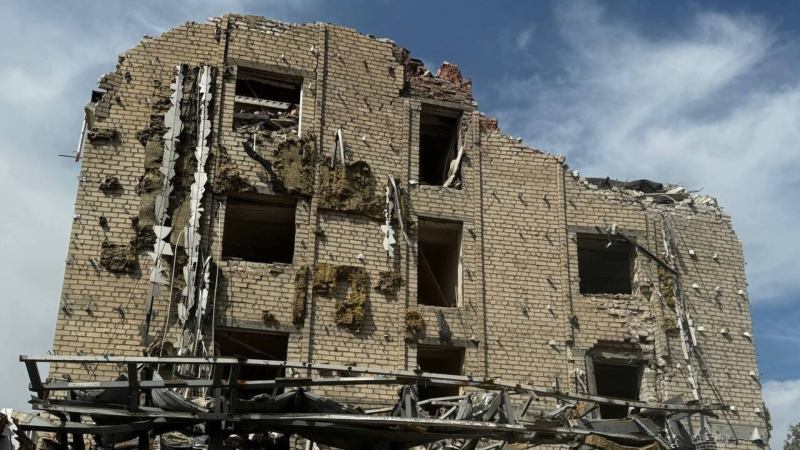 Explosionen in Pokrowsk am 31. August: Ankunft im Hotel, Feuerwache beschädigt“ /></p>
<p>Die Explosionen in Pokrowsk am 31. August führten zu Schäden an Infrastruktur und Industrieanlagen.</p>
<h2>Die Explosionen in Pokrowsk am 31. August: Was bekannt ist</h2>
<p>Die Explosionen in Pokrowsk am 31. August waren gegen drei Uhr morgens zu hören.</p>
<p>Im Allgemeinen, so die Militärverwaltung der Stadt, feuerten die Eindringlinge vier S-300-Raketen auf die Stadt ab.</p>
<p> Jetzt beobachten sie </p>
<p>Zwei von ihnen treffen Infrastruktur- und Industrieanlagen.</p>
<p>Die Rede ist insbesondere vom Druschba-Hotel, das bereits vor einem Jahr von einer russischen Rakete angegriffen wurde.</p >
<p>Seit August 2023 nimmt die Einrichtung keine Besucher mehr auf.</p>
<p>Außerdem wurde die Feuer- und Rettungseinheit durch die Druckwelle beschädigt.</p>
<p>Die Rollläden der Feuerwache , Fenster, Decken in Büroräumen, ein Einsatzfahrzeug und ein Löschfahrzeug wurden durch Trümmer beschädigt.</p>
<p>Glücklicherweise wurde das Personal nicht verletzt.</p>
<p>Wohnhochhäuser in der Stadt erlitten ebenfalls erheblichen Schaden.</p>
<p>Das Kontaktzentrum hat bereits etwa 30 Anfragen von Anwohnern bezüglich der Beseitigung der Folgen des Beschusses erhalten.</p>
<p>Sie arbeiten vor Ort. Rettungsdienste und örtliche Versorgungsarbeiter.</p>
</p></p>
<!-- relpost-thumb-wrapper --><div class=