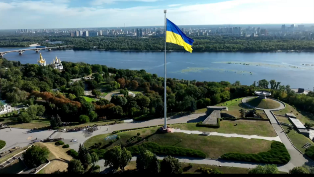 Die blauen und gelben Farben der Flagge sind unser schwieriger Weg zur Unabhängigkeit – Selenskyj“/></p>
<p>Heute, am 23. August, am Tag der Nationalflagge, wandte sich Präsident Wladimir Selenskyj an alle, die sich für die Verteidigung der Ukraine einsetzen und die Ukraine als ihr eigenes Zuhause empfinden.</p>
<h2>Ansprache Selenskyjs am Tag der Nationalflagge </h2>
<p>Ihm zufolge führen und vereinen die blauen und gelben Farben der Nationalflagge die Ukrainer durch die Jahrhunderte. Diese Farben stellen den gesamten Weg des Unabhängigkeitskampfes unseres Volkes dar, einen Weg, der nie einfach war.</p>
<p>Das Staatsoberhaupt wies darauf hin, dass wir im aktuellen russisch-ukrainischen Krieg für unser Recht auf Gerechtigkeit kämpfen. zu unserer Sicherheit, zu ihrem eigenen Staat.</p>
<p>Jetzt schau zu </p>
<p>— Und die Tatsache, dass die Kriminellen, die gekommen sind, um die Ukraine zu zerstören, die Ruinen in unser Haus gebracht haben, ganz bestimmt auch Ruinen zu Hause haben werden … Wir leben in entscheidenden Zeiten für die Ukraine. Wir verteidigen die Unabhängigkeit und werden sie beschützen. „Wir vertreiben den Besatzer und lassen seinen Trikolore keine Ruhe“, betonte der Präsident.</p>
<p>Wladimir Selenskyj betonte, dass wir die Ukraine nach dem Krieg unbedingt wieder aufbauen müssen, damit unsere Nationalflagge so weht, wie wir es verdienen & #8212; über dem stolzen Land, inmitten des freien und sicheren europäischen Lebens.</p>
</p>
<p>— Ehre sei allen, die für die Ukraine kämpfen und arbeiten! Ewiger Dank an alle Helden verschiedener Zeiten, die für die Ukraine gekämpft haben. Ehre sei der Ukraine! — erklärte das Staatsoberhaupt entschieden.</p>
</p></p>
<!-- relpost-thumb-wrapper --><div class=