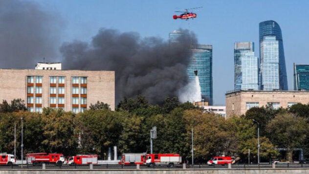 In Moskau ist ein Großbrand ausgebrochen: Zwei Hubschrauber und ein Schiff löschen ihn out