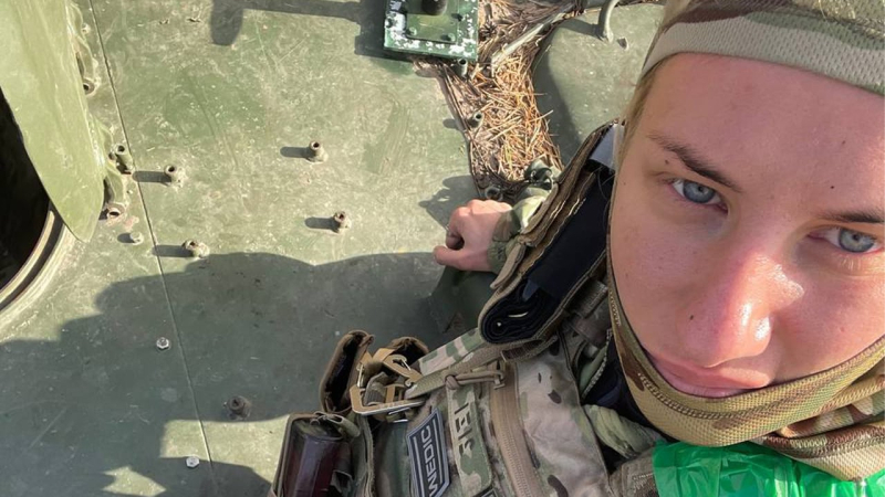 Ab dem 24. Februar bis 24. August: Wie die Ukrainer im Hinterland und an der Front die Unabhängigkeit der Ukraine schaffen“ </p>
<p>Was die Kriegsmüdigkeit angeht, spürt sie diese nicht direkt an sich selbst, außer vielleicht in dem Moment, in dem sie welche zeigt schwierige Aufgaben.</p>
<blockquote>
<p>— Aber wenn man die Infanterie nimmt, dann lastet auf ihnen eine größere Last. Da ich diese Rolle nicht innehabe, kann ich daher nicht sagen, dass Müdigkeit generell für mich charakteristisch ist. Vielleicht hätte ich es an ihrer Stelle gespürt, — sagt sie.</p>
</blockquote>
<p>Hybrider Krieg der Russischen Föderation gegen Asow</p>
<p>Das Militär sagt, dass Russland neben militärischen Operationen auch auf andere Weise Krieg gegen die Ukrainer führt. Sie erinnert sich beispielsweise daran, dass die Asowsche Brigade dank der Bemühungen der Russischen Föderation lange Zeit kein Recht hatte, in sozialen Netzwerken wie Facebook und Instagram erwähnt zu werden, und es dementsprechend schwieriger war, Treffen abzuhalten und Durchführung von Informationskampagnen.</p>
<blockquote>
<p >— Es war einfach unmöglich, Asow überhaupt zu erwähnen. Es war ständig durch einige andere Wörter notwendig. „Das ist auch ein hybrider Krieg, weil Russland im Informationsraum seit vielen Jahren einen solchen Kampf gegen Asow führt“, sagte er. erinnert sich an einen Militärmediziner.</p>
</blockquote>
<p>Nachdem nun durch gemeinsame Anstrengungen dieses Manko in den sozialen Netzwerken behoben wurde, ist es möglich, Asow sowohl auf Facebook als auch auf Instagram öffentlich zu unterstützen, und deshalb ruft Tu Easy zur Unterstützung der Sammlung von <strong>Stalev Khmar</strong> für den 12. NSU auf Brigade, den Ergebnissen zufolge plant das Militär den Kauf moderner elektronischer Kriegsführungssysteme Gydra und Spectrum.</p>
<p><strong>Ziel</strong>: 2,5 Millionen US-Dollar</p>
<p><strong>Link zu Sammlung</strong>: https //send.monobank.ua/jar/9T5E1c7gdi</p>
<h3>Wichtige Ereignisse des Ersten Weltkriegs</h3>
<p>Für das Militär ist eines der Hauptthemen dieses Krieges, was es sieht, wenn es sich online Schlachtkarten anschaut</p>
<p>— Allmählich, allmählich, aber nicht alles ist sehr gut. Also ja, das ist ein Schlüsselereignis. Was es vielleicht so beängstigend macht, ist, dass es nicht auf einmal passiert, sondern dass unser Territorium nach und nach kleiner wird. Deshalb möchte ich einen solchen Trend wirklich nicht beobachten, — sagt sie.</p>
<p>Eines der Hauptereignisse zu Beginn des Krieges waren für sie jedoch die Gräueltaten des russischen Militärs auf dem Territorium der Region Kiew sowie die Katastrophe, die die russische Armee über Mariupol brachte.</p >
<p>— Als sie Cherson verließen, hatte das eine emotionale Konnotation. Aber<strong>der Krieg ist bereits zur Routine, zum Alltag</strong> geworden. Alles ist schon so in den Kontext der Gegenwart eingewoben, dass ich jetzt keine Wendepunkte mehr nennen kann, — sagt sie.</p>
<h2>Irina Ruzhitskaya, Freiwillige</h2>
<p><strong>Irina Ruzhitskaya</strong>Vor dem Krieg ist sie wie heute stellvertretende Geschäftsführerin in einem der großen Unternehmen und ihr Hobby — Gartenarbeit, in der es 300 verschiedene Pflanzenarten gibt.</p>
<p>Außerdem ist Irina Mutter von sieben Kindern, wobei die ältesten bereits „geflogen“ sind. ins Erwachsenenalter und in ein unabhängiges Leben. Der Älteste, Irinas Sohn, ist Soldat und verteidigt die Ukraine bereits vor der groß angelegten Invasion.</p>
<p>Dies sind jedoch nicht Irinas einzige Kinder. Wie sie selbst sagt, hatte sie im Rahmen ihrer Freiwilligenarbeit Kinder aus den Brigaden der Streitkräfte der Ukraine, nämlich — 68. separate Ranger-Brigade, benannt nach Oleksa Dovbush. Gleichzeitig erstreckt sich das ehrenamtliche Engagement von Irina Ruzhitskaya nicht nur auf eine Brigade. Sie ist außerdem Mitbegründerin von Seraphym, einer ehrenamtlichen FPV-Drohnenwerkstatt, in der fürsorgliche Menschen „Vögel“ sammeln. für die Verteidiger der Ukraine.</p>
<h3>Wir tun das Richtige: wie wir uns am 24. Februar trafen</h3>
<p>Irina erinnert sich, dass sie vor dem 24. Februar 2022 zunächst nicht glauben konnte, dass die Eskalation des Krieges, wenn es dazu käme, so groß sein würde.</p>
<p>— Ich habe mir ein anderes Bild gemalt. Das heißt, ich habe verstanden, dass es zu einer Militäraktion kommen würde. Aus irgendeinem Grund dachte ich, dass diese Militäraktionen weiterhin im Osten stattfinden würden. Als ich am 24. Februar aufwachte, erzählte mir mein Mann, dass der Krieg begonnen habe. Er fragt mich: „Was soll ich tun?“ Ich sage: „Wie mache ich was?“ Ich muss zur Arbeit gehen”, — sagt sie.</p>
<p>Sie erinnert sich, dass sie sich am Morgen des 24. Februar fertig machte und die Kinder warnte, dass sie zur Arbeit gehen und sie zu Hause in Kontakt bleiben lassen würde.</p>
<blockquote>
<p>— Und so betreten wir Iwano-Frankiwsk, und alle verlassen es. Mein Mann sieht mich an und fragt: „Sind wir sicher, dass wir das Richtige tun?“ Ich sage: „Ja, wir machen das Richtige.“ sagt sie.</p>
</blockquote>
<p>An diesem Tag schickte Irina alle Mitarbeiter des Unternehmens zu ihren Familien, kontaktierte ihren ältesten Sohn, der beim Militär ist, und begann zu fragen, was er brauchte und wie sie helfen konnte.</p>
<p>Am Abend des Februars Mit 24 Jahren begann Irinas ehrenamtliches Talent, Vollzeit zu arbeiten, und sie hatte eine Liste mit allem, was sie brauchte.</p>
<p>Sie erinnert sich, dass sie sich damals trotz der turbulenten Situation um sie herum für die Kinder verantwortlich fühlte.</p >
<h3>Drohnen-Workshop und Freiwilligenarbeit</h3>
<p>Irina sagt, dass sie im Jahr 2022 mit der Freiwilligenarbeit im weitesten Sinne begonnen hat. Im Mai desselben Jahres wurde ein entsprechender Fonds eingerichtet, „damit sie kein Geld an uns verdienen, indem sie für uns Autos fahren“, erklärt sie.</p>
<p>Zusätzlich zur Beschaffung eigener Mittel, Irina lockt Freiwillige und Ihre Freunde an, die gerne helfen.</p>
<p>— Unsere Familie, mein Mann und ich arbeiten beide und wir haben ein stabiles Einkommen, das wir während des Krieges revidiert haben. Während des Krieges haben wir zum Beispiel aufgehört, Dinge zu kaufen, die für uns sozusagen unnötige Ausgaben waren. Ich habe zum Beispiel aufgehört, Pflanzen für mich selbst zu kaufen, wir kaufen keine unnötigen Dinge und die Ausgaben fließen nur in das Wesentliche — für Essen und für Kinder, — sagt sie.</p>
<p><img decoding=