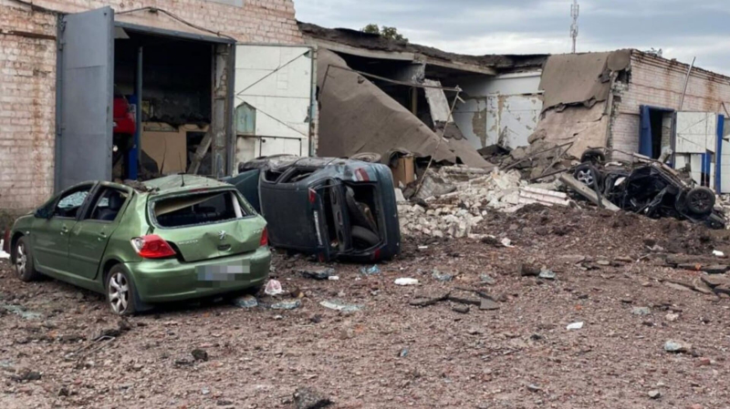 Streik auf einem Öldepot im russischen Föderation, Explosionen in Kriwoj Rog und ein Treffen des Ukraine-NATO-Rates: Nachrichten vom 28. AugustFoto: Regionalstaatsanwaltschaft Dnepropetrowsk</em></p>
<p>In der Stadt wurden eine Garagengenossenschaft, eine Tankstelle, Verwaltungsgebäude und eine Berufsbildungseinrichtung beschädigt und Fenster in einem Hotel zerbrochen. Außerdem wurden mehr als 230 Autos durch die Druckwelle und Trümmer beschädigt.</p>
<p>Infolge des russischen Angriffs sind mindestens neun Opfer bekannt.</p>
<h2>Litauen überführte eine neue Ladung Militärhilfe für die Ukraine</h2>
<p>Das litauische Verteidigungsministerium kündigte die Übertragung eines neuen Pakets militärischer Hilfe an die Ukraine an. </p>
<blockquote>
<p>– Litauen leistet der Ukraine weiterhin militärische Unterstützung — Am 28. August trafen Gabelstapler, Anti-Drohnen-Systeme und Klappbetten für die ukrainische Armee in der Ukraine ein, — Das Ministerium berichtete.</p>
</blockquote>
<p>Das nächste Hilfspaket aus Litauen enthält gepanzerte Fahrzeuge M577 und M113, Anti-Drohnen-Systeme und 155-mm-Munition.</p>
<p>Vilnius spendete außerdem die notwendige Winterausrüstung und warme Kleidung, Munition für Panzerabwehr-Granatwerfer von Carl Gustaf, Ferndetonationssysteme RISE-1, Generatoren, Teile eines zerlegten leichten Kampfflugzeugs L-39ZA Albatross, Lader, Anhänger, Feldbetten usw sonstige Unterstützung.</p>
<p> < p>Seit Beginn eines umfassenden Krieges hat Litauen der Ukraine militärische Unterstützung in Höhe von mehr als 647 Millionen Euro geleistet.</p>
<h2>Es fand ein Treffen zwischen der Ukraine und der NATO statt< /h2> </p>
<p>Am 28. August fand in Brüssel eine Sitzung des Ukraine-NATO-Rates statt, die auf Ersuchen von Kiew durch Generalsekretär Jens Stoltenberg einberufen wurde. Das Treffen fand auf Botschafterebene statt.</p>
<p>Der ukrainische Verteidigungsminister Rustem Umerov informierte die Verbündeten über die Sicherheitslage und die vorrangigen Bedürfnisse.</p>
<p>Stoltenberg seinerseits betonte die Notwendigkeit einer stärkeren Unterstützung der Ukraine bei der Abwehr russischer Angriffe.</p>
<blockquote>
<p> — Die Fähigkeit der Ukraine, ihre Verteidigung aufrechtzuerhalten, erfordert mehr Lieferungen und mehr Unterstützung. Nach dem jüngsten russischen Angriff bestätigten die Alliierten heute, dass sie ihre Militärhilfe für die Ukraine erhöhen würden, — sagte der Generalsekretär.</p>
</blockquote>
<p>In der Abschlusserklärung nach dem Treffen des NATO-Ukraine-Rats heißt es, dass die Mitglieder des Blocks „die wahllosen Angriffe Russlands auf die ukrainische Infrastruktur aufs Schärfste verurteilten und ihr Engagement für eine weitere Stärkung der ukrainischen Verteidigung bekräftigten“.</p>
<h2>Folgen des russischen Angriffs auf Kiew Wasserkraftwerk</h2>
<p> < p>Ukrhydroenergo sprach über die Situation rund um das Kiewer Wasserkraftwerk, das die Russen während des letzten massiven und kombinierten Angriffs am 26. August zu zerstören versuchten.</p>
<p>Der Generaldirektor von Ukrhydroenergo Igor Sirota sagte, dass infolge des russischen Angriffs auf den Staudamm des Kiewer Wasserkraftwerks keine Gefahr einer Überschwemmung oder eines Durchbruchs bestehe, weitere Folgen seien noch in der Klärung.</p>
<p>Gemäß Ihm zufolge läuft die Beseitigung der Trümmer des Raketenangriffs seit dem 28. August weiter und es ist daher noch nicht möglich, alle technischen Konsequenzen endgültig abzuschätzen.</p>
<p>Außerdem ist nicht klar, wie lange es dauern wird Werde es zur Restaurierung nehmen. Laut Sirota wurden die Arbeiter des Wasserkraftwerks durch den russischen Streik nicht geschädigt, da sie sich zu diesem Zeitpunkt in Notunterkünften befanden.</p>
<h2>Stromausfall am 29. August</h2>
<p>NEC Ukrenergo berichtete darüber Am 29. August gelten stündliche Stromausfallpläne für den ganzen Tag.</p>
<p>Von 15:00 bis 22:00 Uhr werden voraussichtlich drei Warteschlangen gleichzeitig abgeschaltet. Zu anderen Tageszeiten gelten zwei Phasen der Abschaltung.</p>
<p>Benutzer können sich auf den Websites von oblenergos und auf ihren Seiten in sozialen Netzwerken mit den Zeitplänen für die Anwendung von Beschränkungen vertraut machen. Darüber hinaus wird berichtet, dass die Stromversorgung kritischer Infrastruktureinrichtungen nicht begrenzt ist.</p>
</p></p>
<!-- relpost-thumb-wrapper --><div class=