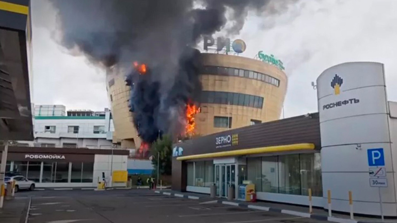 In Moskau brennt es stark: Ein Einkaufszentrum brennt, eine Rauchsäule und ein offenes Feuer sind schon von weitem zu sehen