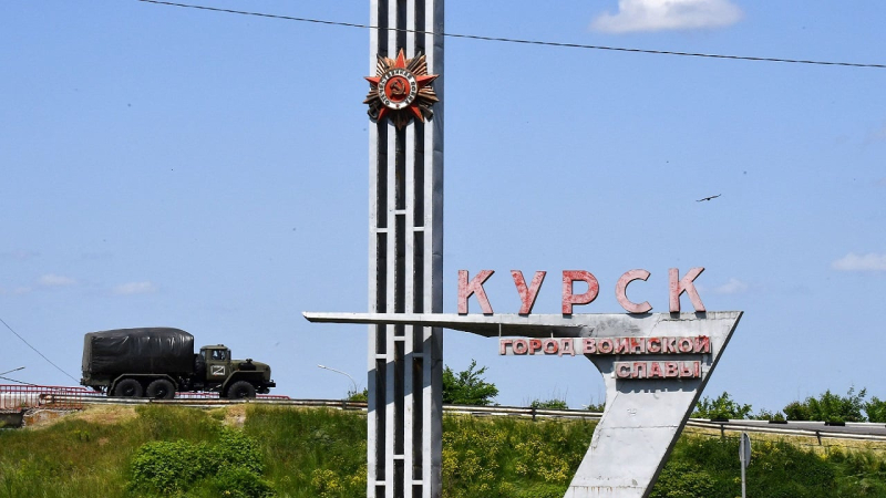 Ergebnisse der 10 Tage der Kursk-Operation, Epiphanys Anruf beim UOC-MP und der Wahlen in den USA: Die Bedeutung der wichtigsten Nachrichten der Woche“ /></p>
<p>In der vergangenen Woche war das Hauptthema weiterhin der Einsatz der ukrainischen Streitkräfte in der Region Kursk in Russland. Im Rahmen dieser Operation ist es der Ukraine bereits gelungen, die Kontrolle über mehr als 1.000 Quadratmeter zu erlangen. km und nehmen Medienberichten zufolge mehr als 2.000 russische Militärangehörige gefangen.</p>
<p>Parallel dazu geht der Wahlkampf in den Vereinigten Staaten weiter, wo die demokratische Kandidatin Kamala Harris kürzlich einen Vorteil gegenüber dem Republikaner Donald erlangt hat Trump.</p>
<p>Um zu verstehen, was diese Woche passiert ist, wurde ICTV Facts von einem Militärexperten des Instituts für Euro-Atlantische Zusammenarbeit <strong>Igor Koziy</strong> und einem Politikwissenschaftler<strong> unterstütztIgor Reiterovich</strong>.</p>
<p>Jetzt gucken </p>
<ul>
<li>AFU in der Region Kursk: Folgen der 10-tägigen Operation</li>
<li>AFU-Operation in der Region Kursk: Ergebnisse</li>
<li >Reaktion des Westens auf die Kursk-Operation</li>
<li>Wahlen in den USA</li>
<li>Epiphany forderte Onuphry zum Dialog vor der Abstimmung über den Status des UOC-Abgeordneten</li>
</ul>
<h2>AFU in der Region Kursk: Konsequenzen in 10-tägigen Einsätzen</h2>
<p>Heute hat der 11. Tag der Operation der ukrainischen Truppen in der Region Kursk begonnen, in deren Rahmen viele Analysten und Beobachter versuchen, erste vorläufige Ergebnisse zu ziehen.</p>
<p>Laut Igor Koziy, Der Einsatz der ukrainischen Streitkräfte in der Region Kursk ist nicht nur von militärischer, sondern auch politischer bzw. militärpolitischer Bedeutung.</p>
<p>— Wenn wir von politischer Bedeutung sprechen, dann wurden die Aufgaben hier absolut erfolgreich abgeschlossen, da dank dieser Offensive viele Prozesse vorangetrieben wurden. In der Vergangenheit wurden sie jahrelang ausgebremst, auch von der europäischen Gemeinschaft, — sagt er.</p>
<p>Gleichzeitig bleibt für den Experten die Frage offen, wie die nächsten Schritte nach der Kontrolle der Gebiete der Russischen Föderation in der Region Kursk aussehen werden.</p>
<blockquote>
<p>— Ja, dort passieren gute Dinge, im Zusammenhang mit dem Gefangenenaustausch und der Einrichtung eines Austauschfonds. Aber wir müssen verstehen, dass jede militärische Operation in erster Linie eine Ressource ist. Und das ist bereits eine militärisch-ökonomische Frage. Stellen wir uns vor, okay, wir haben die Region Kursk eingenommen. Es gibt dort eine Bevölkerung, wir sind für diese Bevölkerung verantwortlich. Es muss gefüttert werden, dafür muss eine gewisse Logistik geschaffen werden, es müssen bestimmte Bedingungen für die Nahrungsaufnahme geschaffen werden und so weiter und so weiter. Aus diesem Grund haben wir eine Reihe internationaler Verpflichtungen, — erklärt er.</p>
</blockquote>
<p>Darüber hinaus ergeben sich internationale Verpflichtungen in Bezug auf das Kernkraftwerk Kursk.</p>
<p>— Sie sind noch nicht unter Kontrolle, aber niemand kann sagen, ob es so weitergehen wird (unter der Kontrolle der Ukraine zu stehen, —<strong>Ed</strong>)..) oder nicht. Gleichzeitig liegt es in der Reichweite bestimmter Systeme, die sich auf Raketentruppen und Artillerie beziehen. Das heißt, es gibt bestimmte Verpflichtungen, die uns auferlegt werden, — sagt er.</p>
<p>Wenn Russland also versucht, die Ukraine zu provozieren und zu erpressen, insbesondere informell oder durch die Vernichtung der eigenen Bevölkerung, muss sich die Ukraine darauf vorbereiten.</p>
<p>Gleichzeitig weist der Experte auf den positiven Aspekt der Operation hin, die die Ukraine erhalten hat, nämlich dass die ukrainische Seite die Möglichkeit hatte, die Bürger der Russischen Föderation in den Gebieten der Region Kursk zu informieren.</p>
<blockquote><p>< p>— Wenn wir das Gebiet der Region Kursk betreten, erhalten wir deren Informationsnetze, wir erhalten ihre Funknetze, wir erhalten ihre Internetnetze, wir erhalten vieles, wodurch wir wahrheitsgetreue Informationen darüber liefern können, was wirklich passiert. <strong>Und das muss verwendet werden</strong>, — er glaubt.</p>
</blockquote>
<p>Was den Vormarsch der ukrainischen Streitkräfte vor Ort betrifft, sagt Koziy, ist es offensichtlich, dass <strong>die Bewegung der ukrainischen Truppen langsamer geworden ist</strong>Denn je weiter die Truppen vorrücken, desto komplexer seien die logistischen Aufgaben, erklärt der Experte.</p>
<p>— Ich nenne das alles das Wort Ressourcen. Je weiter wir uns bewegen (von der Grenze, —<strong>Ed</strong>), desto mehr Ressourcen müssen wir ausgeben. Und diese Aufgabe liegt bereits beim Ministerkabinett, — sagt er.</p>
<p>Ihm zufolge ist <strong>die erste Phase der Militäreinsätze in der Region Kursk beendet</strong>.</p>
<p>Kozy weist auch <strong>auf die Rolle hin die Gemeinschaft der Spionageabwehr bei dieser Operation</strong>.</p>
<blockquote>
<p>— Sie können sich vorstellen, dass die Russische Föderation trotz der starken Geheimdienstinformationen unsere Angriffsabsichten nicht bemerkt hat und nicht in der Lage war, sie aufzudecken. Und das ist das Verdienst der militärischen Spionageabwehr. Dafür gebührt ihnen wirklich Dank, — sagt er.</p>
</blockquote>
<p>Eine andere Frage bleibt, wie die Ukraine ihre Verteidigungsstellungen weiter ausrüsten und eine Befestigungslinie errichten wird.</p>
<p>— Dies ist die zweite Phase dieser Operation. Sie kann defensiv sein. Und hier müssen wir klar verstehen: Wenn Sie und ich keine gerade Linie von der belarussischen Grenze zur Frontlinie ziehen, die wir heute in der Region Kursk haben, das heißt, ich meine, wenn wir nicht in die Region Brjansk eindringen, dann Wir müssen sagen, es gibt ein gewisses Problem, bei dem sie uns von unten treffen können. Und da muss man sich irgendwie verteidigen. Und das muss auch verstanden werden, — erklärt der Experte.</p>
<p>Gleichzeitig basieren alle Aussichten auf eine weitere Offensive der Streitkräfte der Ukraine in erster Linie auf der Verfügbarkeit von Ressourcen: Personal, Technik, Material, einschließlich Munition und Ausrüstung.</p>
<h2>Einsatz von Die Streitkräfte der Ukraine in der Region Kursk: Ergebnisse</h2>
<p >Es ist immer noch schwierig, über die Ergebnisse der Operation in der Region Kursk zu sprechen, da nicht alle Informationen veröffentlicht werden, da dadurch eine Gefahr entstehen könnte Gruppierung ukrainischer Truppen.</p>
<p>Gleichzeitig sagte der Leiter der regionalen Staatsverwaltung Charkow, Oleg Sinegubov, kürzlich, dass die Zahl der Angriffe mit gelenkten Fliegerbomben (CAB) auf das Territorium der Region zurückgegangen sei. Einige Beobachter bringen dies gerade mit der Offensive in der Region Kursk und mit Angriffen auf russische Flugplätze in Verbindung.</p>
<p> Live-Übertragung von ICTV-Live-Materialien zum Thema Beschuss der Ukraine am 17. August: Alle 14 Shaheds wurden abgeschossen </p>
<p><img decoding=