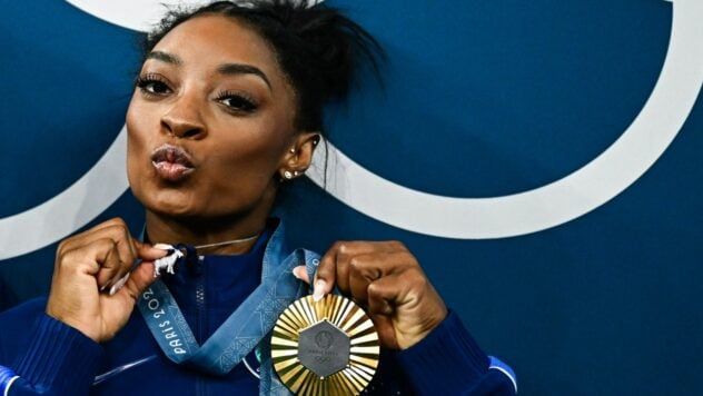 Simone Biles war die dritte Turnerin in der Geschichte, die zweimal Gold im Mehrkampf holte Olympiade“ /> </p>
<p>Die amerikanische Turnerin <strong>Simone Biles</strong> gewann ihre sechste olympische Goldmedaille und ihre zweite bei den Spielen 2024 in Paris, vor der Brasilianerin Rebeca Andrade im Einzel-Mehrkampf.< /p> </p>
<h2>Simones Erfolge Biles bei den Olympischen Spielen 2024</h2>
<p>Die 27-jährige Athletin war erst die dritte Frau in der Geschichte, die mehr als einmal den Titel der Gesamtmeisterin im Turnen bei den Olympischen Spielen gewann. nach der aus Cherson stammenden Larisa Latynina (1956 und 1960) und der Tschechin Vera Caslavskaya (1964 und 1968).</p>
<p>Im Einzelmehrkampf lag Biles vor 24 Turnern und erzielte 59,131 Punkte. Andrade fehlten fast zwei Punkte, sodass sie den zweiten Platz belegte. Bronze ging an die 21-jährige Amerikanerin Sunisa Lee.</p>
<p>Jetzt </p>
<blockquote>
<p> ansehen„Ich konnte einfach nicht glauben, dass ich es geschafft habe.“ Ich weiß, dass ich es getan habe, aber ich glaube nicht, dass es mich bisher getroffen hat. Vielleicht passiert es, wenn ich ins (Olympische Dorf) zurückkomme. Ich bin einfach nur begeistert von meinen heutigen Leistungen. Und wir haben noch drei Endspiele vor uns. Es ist Zeit, Spaß zu haben, und der schwierige Teil ist vorbei, — Sagte Biles nach ihrem Auftritt.</p>
</blockquote>
<p>Biles wurde auch die älteste Olympiasiegerin im Mehrkampf der Frauen seit 1952, als die aus Jewpatoria stammende Maria Gorokhovskaya im Alter von 30 Jahren Gold gewann.</p>
<p >Außerdem war Simone die sechste Amerikanerin in Folge, die den Titel gewann, nach Sunisa Lee (2021), ihr selbst (2016), Gabby Douglas (2012), Nastia Liukin (2008) und Carly Patterson (2004).</p>
<p >Das historische Gold war Biles‘ 39. Karrieremedaille — Dies trug weiter zu ihrem Rekord als höchstdekorierte Turnerin der Geschichte bei.</p>
<h2>Biles reagierte auf Trump</h2>
<p>Nachdem Simone Biles ihren Status als eine der größten Turnerinnen aller Zeiten bei den Olympischen Spielen gefestigt hatte In Paris hat sie am Freitag den ehemaligen US-Präsidenten Donald Trump scharf kritisiert.</p>
<p> – Ich liebe meine niedere Arbeit, — Biles schrieb im sozialen Netzwerk X.</p>
</p>
<p>Sie postete diesen Kommentar als Antwort auf einen anderen Benutzer, der schrieb: “Simone Biles — GOAT, gewinnt Goldmedaillen und dominiert das Turnen — Es ist ihre Drecksarbeit.</p>
<p>Laut Axios ist dies ein offensichtlicher Hinweis auf Trumps kontroverse Äußerungen Anfang dieser Woche, als er einem Raum voller schwarzer Journalisten erzählte, dass Einwanderer die „schwarzen Jobs“ besetzen. .</p>
<p>Trump verwendete auch eine ähnliche Rede über „Schwarzjobs“. während seiner Präsidentschaftsdebatte mit US-Präsident Joe Biden im Juni.</p>
</p></p>
<!-- relpost-thumb-wrapper --><div class=