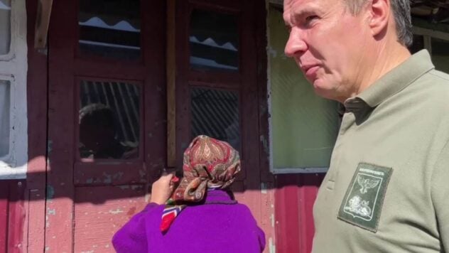 Menschen werden aus dem Bezirk Krasnojaruschski an der Grenze zur Region Sumy in der Russischen Föderation evakuiert: was bekannt ist“ /></p>
<p>Am 12. August begannen die Russen mit der Evakuierung von Menschen aus dem Bezirk Krasnoyaruzhsky der Region Belgorod der Russischen Föderation.</p>
<h2>Evakuierung aus dem Bezirk Krasnoyaruzhsky der Region Belgorod Region der Russischen Föderation: Was bekannt ist</h2>
<p>Der Gouverneur der Russischen Föderation, Wjatscheslaw Gladkow, gab am Morgen des 12. August den Beginn der Evakuierung aus dem Bezirk Krasnoyaruzhsky in der Region Belgorod bekannt.</p>
<p>Gladkow begründete die Notwendigkeit einer solchen Entscheidung mit „feindlichen Aktivitäten an der Grenze des Bezirks Krasnoyaruzhsky“.</p>
<p>Jetzt beobachten sie </p>
<blockquote>
<p>– Wir haben einen alarmierenden Morgen. Ich bin zuversichtlich, dass unser Militär alles tun wird, um mit der aufkommenden Bedrohung fertig zu werden. Aber um das Leben und die Gesundheit unserer Bevölkerung zu schützen, beginnen wir damit, die Menschen, die im Bezirk Krasnoyaruzhsky leben, an sicherere Orte zu verlegen“, sagte der Gouverneur.</p>
</blockquote>
<p>Kurz nach der Ankündigung begab sich Gladkow nach Krasnaja Jaruga, um den Fortgang der Evakuierung zu überprüfen.</p>
<p>Später traf er sich mit dem Leiter der Sicherheitsabteilung der Region Belgorod der Russischen Föderation, Jewgeni Worobjow, der von ihm benannt wurde Die Zeit hatte bereits die Grenzdörfer Grafovka und Vyazovoe besucht.</p>
<p>In Repyakhovka, stellt Gladkov fest, leben derzeit noch einige Bewohner.</p>
<p>Im Allgemeinen ist der Gouverneur damit zufrieden der Prozess der Evakuierung aus dem Bezirk Krasnoyaruzhsky.</p>
</p>
<p>Ich freue mich, dass „Selbstverteidigungskräfte und junge Leute vor Ort schnell auf Anfragen reagieren: Sie gehen von Haus zu Haus, kommunizieren mit Menschen, helfen ihnen, in vorübergehende Unterbringungszentren zu gelangen“.</p>
<p>Anmerkung dass sich Wjatscheslaw Gladkow am Morgen des 12. August darüber beschwerte, dass das Dorf Krasnaja Jaruga und die Dörfer Wjasowoje, Kolotilowka, Grafowka, Demidowka und Staroselye angeblich mit 83 Munition und 16 Drohnen angegriffen worden seien.</p>
<p>Während des Beschusses , es war, als ob die Stromleitung beschädigt wäre.</p>
<p>Verbraucher wurden an Ersatzleitungen angeschlossen.</p>
<h2>Bezirk Krasnoyaruzhsky auf der Karte</h2>
<p><p><img decoding=