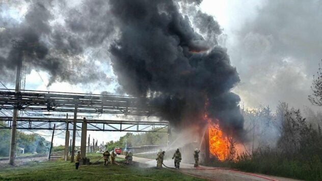 In einer Petrochemieanlage in Baschkirien kam es zu einer Explosion: Ein Großbrand brach aus