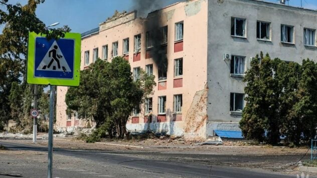 Sie zerstören ihre eigenen: Die Russische Föderation wischt Sudzha in der Region Kursk vom Gesicht der Erde“ /></p>
<p>Die Russische Föderation löscht Suzha in der Region Kursk vom Erdboden, obwohl die Siedlung im Hintergrund liegt.</p>
<p>Dies wird von <b></b> Bodentruppen gemeldet. </p>
<p>– Sie zerstören ihr eigenes Volk. Trotz der Tatsache, dass Sudzha im Hintergrund liegt, tilgen die Russen es vom Erdboden: Sie bombardieren es mit gelenkten Fliegerbomben (KABs), beschießen es mit Artillerie und Kamikaze-Drohnen, — schreiben Sie in der Abteilung.</p>
<p>Jetzt beobachten Sie </p>
<h2>Russische Föderation bombardiert Zivilisten in Sudzh</h2>
<p>Am Freitag, dem 30. August, traf die russische KAB einen örtlichen Kindergarten und feindliche Flugzeuge schlugen Häuser in einem Privatsektor ein . Von den etwa 5.000 Einwohnern der Stadt leben noch etwa 200 Zivilisten in der Stadt, die gemäß den Normen des humanitären Völkerrechts vom ukrainischen Militär unterstützt werden.</p>
<p>Wie die Armee feststellt, handelt es sich bei der überwiegenden Mehrheit der verbleibenden Personen um Menschen im Rentenalter.</p>
<blockquote>
<p>— Zusammenfassend sagen sie auf Russisch: „Die Behörden haben vor nichts gewarnt: Sie haben uns hier und für alles im Stich gelassen“, — heißt es in der Nachricht.</p>
</blockquote>
<p>Kürzlich haben Vertreter des neuen ukrainischen Militärkommandantenbüros in Sudzha eine Wasserversorgung eingerichtet, damit die örtliche Bevölkerung Zugang zu Trinkwasser hat.</p>
<p><img decoding=