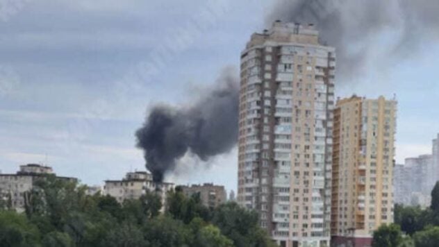 Ein Haus brennt im Kiewer Stadtteil Solomensky: 700 m² Dach sind zerstört in Flammen