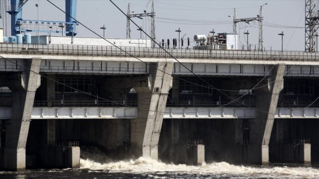 Die Beseitigung der Trümmer geht weiter: Ukrhydroenergo sprach über die Folgen des Angriffs auf das Kiewer Wasserkraftwerk /></p >
<p>Infolge des russischen Angriffs auf den Damm des Kiewer Wasserkraftwerks (WKW) besteht keine Gefahr einer Überschwemmung oder eines Durchbruchs, weitere Folgen werden noch geklärt.</p >
<p>Dies erklärte der Generaldirektor von Ukrhydroenergo Igor Sirota in der Sendung des Unified News-Telethons.</p >
<h2>Folgen des Streiks im Kiewer Wasserkraftwerk</h2>
<p>Laut Ihm zufolge läuft die Beseitigung der Trümmer des Raketenangriffs mit Stand vom 28. August weiter und es ist daher noch nicht möglich, alle technischen Konsequenzen abschließend abzuschätzen. Darüber hinaus ist unklar, wie lange die Wiederherstellung dauern wird.</p>
<p>Ich schaue mir gerade </p>
<blockquote>
<p>— Aber ich möchte mit Sicherheit sagen, dass für das Kiewer Wasserkraftwerk heute keine Gefahr einer Überschwemmung oder eines Dammbruchs besteht. Die Station wird dieses verfügbare Wasser weiterleiten. Ein Teil wird durch die Einheit befördert, ein anderer Teil wird bei Bedarf durch die Tore angehoben. Die Station arbeitet in dem Modus, in dem sie heute betrieben werden kann. „Die Folgen des Raketenangriffs werden wir meiner Meinung nach bis Ende der Woche erfahren“, sagte er. sagte er.</p>
</blockquote>
<p>Es ist bemerkenswert, dass die Arbeiter des Wasserkraftwerks nach dem russischen Streik nicht verletzt wurden, da sie sich zu diesem Zeitpunkt in Notunterkünften befanden, fügte Igor Sirota hinzu.</p>
<h2>Beschuss des Kiewer Wasserkraftwerks</h2 >
<p>Erinnern Sie sich daran, dass es während eines massiven Angriffs der Russischen Föderation am 26. August zu feindlichen Angriffen auf das Kiewer Wasserkraftwerk kam.</p>
<p>Das ist so Bemerkenswert ist, dass der Pressesprecher des russischen Außenministeriums im Juli erklärte, die Ukraine wolle angeblich die Dämme des Kiewer Wasserkraftwerks und des Kaniv-Stausees zerstören, um später die Russische Föderation dafür verantwortlich zu machen.</p>
<p> Das ukrainische Außenministerium bezeichnete diese Aussagen des russischen Vertreters daraufhin als absurd und dementierte kategorisch Informationen über solche Absichten.</p>
<p>Darüber hinaus sagte der Leiter des Zentrums zur Bekämpfung von Desinformation, Andrey Kovalenko, dass das Wasserkraftwerk dies nicht könne durch Raketen zerstört werden, und die Möglichkeit einer Detonation aufgrund von Sabotage ist ausgeschlossen.</p>
</p></p>
<!-- relpost-thumb-wrapper --><div class=