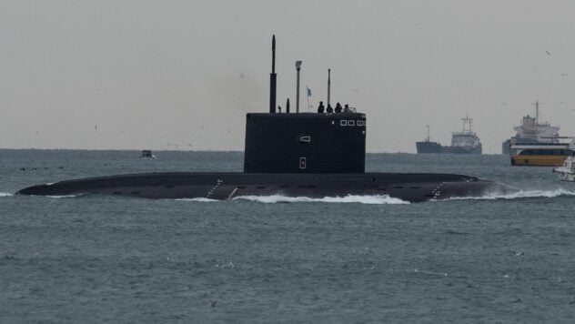 Kaliberträger: Was ist über das russische U-Boot Rostow am Don bekannt, das versank? Sewastopol“ /></p>
<p>Ukrainische Verteidigungskräfte griffen das U-Boot B-237 Rostow am Don auf der vorübergehend besetzten Krim an. Sie sank auf der Stelle.</p>
<h2>Was ist über das Boot B-237 Rostow am Don bekannt?</h2>
<p>Das U-Boot Varshavyanka des Projekts 636.3 <strong>Rostow am Don</strong > trat erst 2014 in die 4. separate U-Boot-Brigade der Schwarzmeerflotte der russischen Marine ein.</p>
<p>Der geschätzte Preis des U-Bootes beträgt 300 Millionen US-Dollar. Rostow am Don gehörte zu diesen U-Booten Von dort aus startete Russland Angriffe auf das Territorium der Ukraine mit Marschflugkörpern des Kalibers.</p>
<p>Jetzt ansehen </p>
<h2>Eigenschaften des U-Bootes Rostow am Don</h2>
<ul>
<li>Oberflächenverschiebung — 2.350 t;</li>
<li>Unterwasserverdrängung — 3.950 t;</li>
<li>Länge — 73,8 m;</li>
<li>Breite — 9,9 m;</li>
<li>Tiefgang — 6,2 m;</li>
<li>Motoren — zwei Dieselgeneratoren mit jeweils 1.000 kW, die den Hauptelektromotor antreiben, ein sparsamer Elektromotor, zwei Backup-Elektromotoren;</li>
<li>Oberflächengeschwindigkeit 11 — 17 Knoten;</li>
<li>Unterwassergeschwindigkeit — 20 Knoten;</li>
<li>Arbeitstiefe — 240 m;</li>
<li>maximale Tiefe — 300 m;</li>
<li>Schwimmautonomie — 45 Tage;</li>
<li>Besatzung — 52 Personen (darunter 12 Offiziere);</li>
<li>Bewaffnung: Flugabwehrartillerie (MANPADS Strela-3M, Igla-1, Verba) — 8 Raketen; Raketenwaffen (darunter vier Kalibr-PL-Raketen).</li>
</ul>
<p>In der Nacht des 13. September 2023 wurde ein russisches dieselelektrisches U-Boot im vorübergehend besetzten Sewastopol <strong>Rostow-on getroffen -Don </strong>.</p>
<p>Nach dem Angriff wurde das Boot B-237 Rostow am Don zur Reparatur geschickt und begann mit Tests in den Gewässern des Hafens von Sewastopol.</p>
<p> < /p></p></p>
<!-- relpost-thumb-wrapper --><div class=