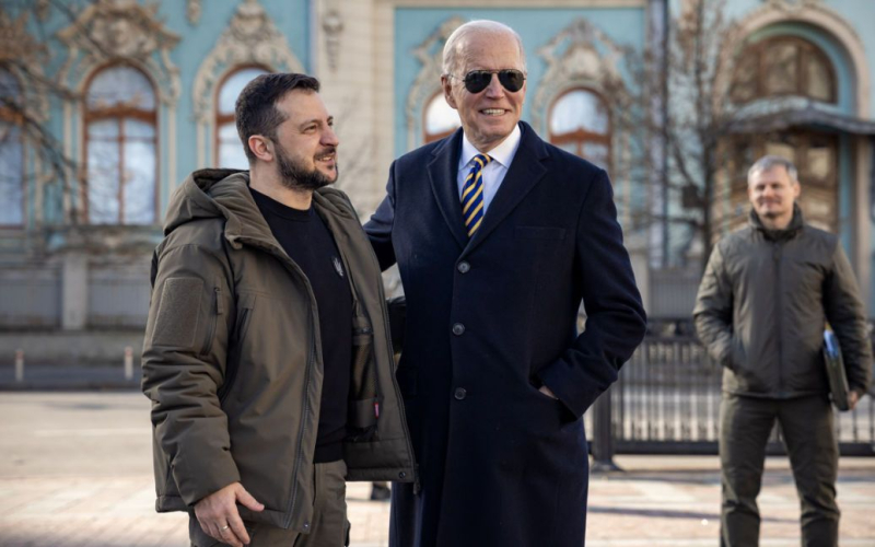 Biden gratulierte den Ukrainern optimistisch am Unabhängigkeitstag“ /></p>
<p><strong>Der amerikanische Führer sagte, wie der von Russland entfesselte „sinnlose Krieg“ enden wird.</strong></p>
<p>Am Samstag, den 24. August, sagten die USA Präsident Joe Biden gratulierte den Ukrainern zum Unabhängigkeitstag und brachte seine Zuversicht zum Ausdruck, dass die Ukraine nach dem Ende des von Russland entfesselten Krieges „ein freies, souveränes und unabhängiges Land“ bleiben wird.</p>
<p>Er schrieb darüber in einem Beitrag auf seiner Facebook-Seite sein Foto mit dem ukrainischen Präsidenten Wladimir Selenskyj.</p>
<p>Der amerikanische Staatschef betonte: „Als Russlands sinnloser Krieg begann, war die Ukraine ein freies Land“ und „heute ist sie immer noch ein freies Land.“</p>
<p >„Und es wird den Krieg beenden, wenn die Ukraine ein freies, souveränes und unabhängiges Land bleibt“, schloss Joe Biden.</p>
<p>Erinnern Sie sich daran, dass US-Präsident Joe Biden dies am Vorabend des Unabhängigkeitstages der Ukraine gesagt hat Die Vereinigten Staaten hatten ein Geschenk vorbereitet – ein neues Paket militärischer Hilfe. </p>
<h4>Verwandte Themen:</h4>
<p>Weitere Nachrichten</p>
<!-- relpost-thumb-wrapper --><div class=