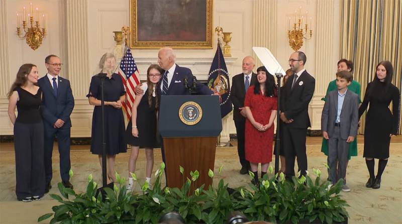 Biden sang „Alles Gute zum Geburtstag für die Tochter des aus Russland entlassenen Journalisten Alsu Kurmasheva“ /></p>
<p>Biden gratulierte der Tochter des Journalisten zu ihrem Geburtstag/Screenshot aus dem Video</p>
<p _ngcontent-sc107 class=