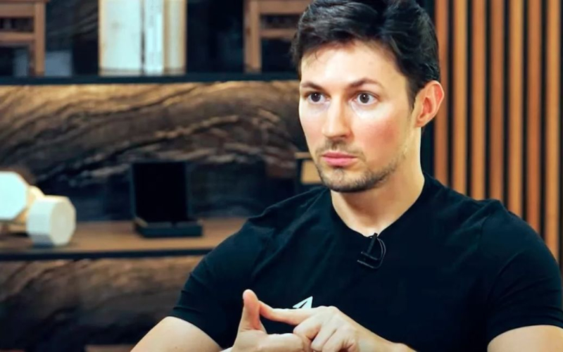 Durov hätte sich den französischen Behörden stellen können: Der Journalist erläuterte die Gründe“ /></p>
<p><strong>Die erste Anhörung im Fall Durov findet am 26. August statt.</strong></p>
<p >Der Gründer der Telegram-Plattform <strong>Pavel Durov</strong> könnte sein Privatflugzeug absichtlich nach Frankreich geschickt haben, um sich den dortigen Behörden zu stellen.</p>
<p>Diese Meinung wurde auf Sendung von <strong>geäußert Espresso</strong> von Anna Lazareva, stellvertretende Chefredakteurin der Zeitschrift „Ukrainische Woche“ in Frankreich.</p>
<p>Sie erklärte, dass in der französischen Presse alle über die Möglichkeit diskutieren, dass Durov selbst sich den französischen Behörden ergeben habe .</p>
<p>“Weil er immer noch ein kluger Mann ist. Durov verstand vollkommen, was er hatte, er hatte einen französischen Pass und dass er in Frankreich ins Gefängnis gehen könnte, weil er sich weigerte, mit den Sicherheitskräften zusammenzuarbeiten. Dementsprechend, wenn Er hat das getan, er hat vollkommen verstanden, warum er es getan hat. Offensichtlich möchte er nicht für 20 Jahre hinter Gittern landen, aber er versucht daher wahrscheinlich, sich vor jeglichen Einflüssen aus der Russischen Föderation zu verstecken“, erklärte Lazareva.</p>
<p>Darüber hinaus sagte sie , dass die erste Anhörung im Fall Durov am 26. August stattfinden wird.</p>
<p>„Das ist alles nur eine Annahme. Die erste Gerichtsverhandlung im Fall Pavel Durov soll am Montag, 26. August, stattfinden. Was Telegram selbst betrifft, nutzen die Franzosen diesen Dienst nicht sehr häufig. Sie vertrauen dieser Plattform nicht wirklich“, fügte sie hinzu.</p>
<p>Erinnern Sie sich daran, dass zuvor berichtet wurde, dass russische <strong>Beamte angewiesen wurden, offizielle Korrespondenz in Telegram zu löschen</strong>.</p>
<p> < p>Darüber hinaus haben wir auch darüber berichtet, dass <strong>Russland wegen der Verhaftung von Durov hysterisch ist</strong>.</p>
<h4>Verwandte Themen:</h4>
<p>Weitere Nachrichten</p>
<!-- relpost-thumb-wrapper --><div class=