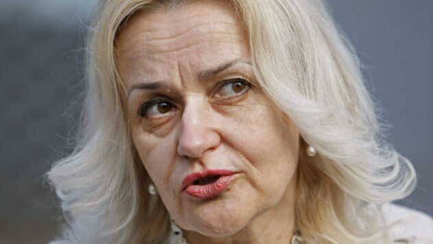 Irina Farion: Biografie und Fakten aus dem Leben einer Linguistin, die an den Folgen einer ... starb Attentatsversuch“ />< /p> </p>
<p>In Lemberg starb Irina Farion auf der Intensivstation, nachdem sie mitten am Tag von einer unbekannten Person angeschossen wurde.</p>
<p>ICTV Facts sammelte alles, was bekannt ist über Irina Farion, ihre Biografie und Fakten aus dem Leben.</p>
<h2>Wer ist Irina Farion?</h2>
<p>Irina Farion — Er ist ein ukrainischer Linguist, Doktor der Philologie, Professor, Volksabgeordneter der Ukraine der 7. Einberufung und Persönlichkeit des öffentlichen Lebens.</p>
<p>Guckt gerade </p>
<p>Sie wurde am 29. April 1964 in Lemberg in der Familie eines Lehrers und eines Klempners geboren. Und bereits 1987 schloss sie ihr Studium der ukrainischen Philologie an der Fakultät für Philologie der Staatlichen Iwan-Franko-Universität Lemberg mit Auszeichnung ab.</p>
<p>Von ihrer Studienzeit bis 1991 arbeitete sie als Laborassistentin an der Fakultät für Allgemeine Linguistik an der Staatlichen Universität Lemberg, benannt nach Ivan Franko. Ivan Franko und der Leiter des Zentrums für Ukrainische Studien am Institut für Folklore.</p>
<p>Von 1990 bis 1995 war sie Lehrerin an der Sprachabteilung des Lemberger Staatlichen Instituts für Angewandte Kunst (heute Lemberger Nationale Akademie der Künste). Dort unterrichtete Irina Farion Kurse zu Ukrainisch als Fremdsprache, Sprachkultur und ukrainischer Literatur (vom 11. bis zum 20. Jahrhundert).</p>
<p>Vom 12. Dezember 2012 bis 27. November 2014 war Irina Farion Abgeordnete der Werchowna Rada der Ukraine der Allukrainischen Vereinigung Svoboda, Leiterin des Unterausschusses für Hochschulbildung des Ausschusses für Wissenschaft und Bildung der Werchowna Rada der Ukraine und erste stellvertretende Vorsitzende des Ausschusses für Wissenschaft und Bildung.< /p> </p>
<p>Vom 1. September 1991 bis 15. November 2023 war Irina Farion Lehrerin, außerordentliche Professorin, Doktorin der Philologie und Professorin der Abteilung für ukrainische Sprache der Nationale Polytechnische Universität Lemberg. Doch dann geriet sie in einen Skandal, weshalb sie sogar gefeuert wurde.</p>
<p><p><img decoding=