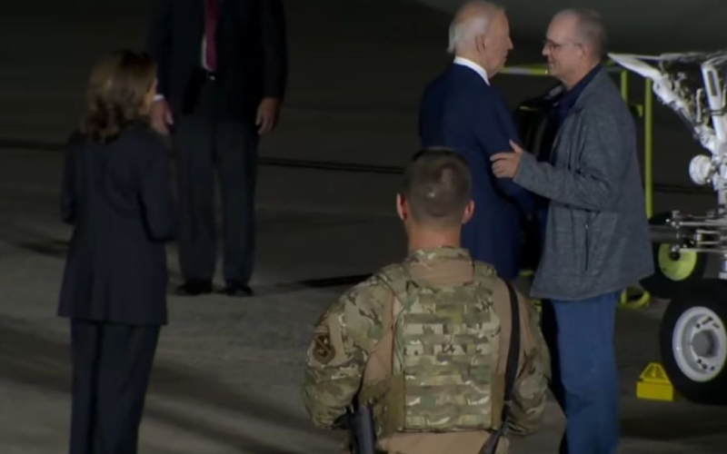 Emotional Moment: Biden und Harris trafen freigelassene Gefangene (Video)“ /></p>
<p><strong>Dieser Austausch war der größte seit dem Kalten Krieg.</strong></p>
<p>US-Präsident Joe Biden und Vizepräsidentin Kamala Harris traf <strong>die freigelassenen Gefangenen</strong>. Paul Whelan, Evan Gershkovich und Alsou Kumasheva sind bereits in den USA.</p>
<p>ABS News berichtet dies.</p>
<p>Wann Die freigelassenen Gefangenen stiegen aus dem Flugzeug und wurden von Präsident Joe Biden und Vizepräsidentin Kamala Harris auf der Joint Andrews Air Force Base in der Nähe von Washington beglückwünscht.</p>
<p> <iframe class=