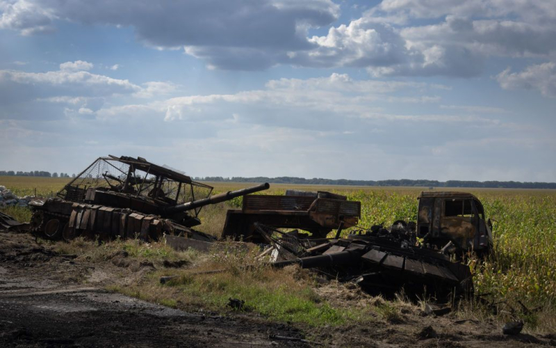 K Das berühmte Marinebataillon nahm an den Kämpfen in der Region Kursk teil – Forbes p >Eine weitere bekannte ukrainische Einheit schloss sich der Kursk-Operation an. Eines der Videos zeigte das 501. Marinebataillon der <strong>Ukraine.</strong></p>
<p>Forbes schreibt darüber.</p>
<p>Wie in der Einheit vermerkt, an vorderster Front des Schlachtfeldes sind etwa 400 Marines des Bataillons.</p>
<p>„Aber das war nicht immer der Fall. Das 501. Bataillon hat eine traurige Geschichte darin, Schlachten auszuweichen. In diesem Sinne ist der Kursk-Feldzug eine Gelegenheit für Versuchungen.</p>
<p>Die Veröffentlichung erinnerte daran war Teil der Garnison der Krim. Als jedoch die Russen auf der Halbinsel einmarschierten und die ukrainischen Truppen das Gebiet verließen, schlossen sich ihnen nur 64 Marinesoldaten dieses Bataillons an. Hunderte ihrer Brüder blieben freiwillig auf der Krim und stellten sich im Wesentlichen auf die Seite der russischen Besatzer.</p>
<p>Anschließend stellte das ukrainische Verteidigungsministerium das 501. Marinebataillon wieder her. In den ersten Monaten der umfassenden Invasion Russlands in der Ukraine schlossen sich seine Kämpfer der Garnison in Mariupol an.</p>
<p>„Letzte Woche hat das 501. Marinebataillon offenbar 160 km zwischen Woltschansk und Kursk zurückgelegt, als das ukrainische Invasionskorps seine Kontrolle über die Stadt Sudzha, 10 km von der russisch-ukrainischen Grenze entfernt, ausdehnte. Nach der Ankunft des Bataillons umfasst die Invasionstruppe nun auch die Armee Truppen, Luftangriffskräfte, Territorialkräfte und Marinesoldaten“, fügt die Veröffentlichung hinzu.</p>
<p>Wir möchten Sie daran erinnern, dass zum ersten Mal die Offensive der Verteidigungskräfte in der Region Kursk der Russischen Föderation bekannt wurde am 6. August.</p>
<p>Bis zum 12. August bestätigte die Ukraine die Operation in der Region nicht offiziell, bis der Oberbefehlshaber der ukrainischen Streitkräfte, Alexander Syrsky, erklärte, dass die Ukraine fast 1000 km des Kursk kontrolliere Region Russlands.</p>
<p>Die genaue Zahl der gefangenen Russen ist unbekannt, aber ukrainische Beamte (insbesondere Syrsky) gaben an, dass an einigen Tagen der Operation Hunderte russische Soldaten kapitulierten.</p>
<p> Die Ukraine bildete auf dem Gebiet der Region Kursk eine Pufferzone. Die Ukraine plant, dort humanitäre Korridore für die Evakuierung von Zivilisten zu öffnen, Vertreter der Vereinten Nationen und des Roten Kreuzes aufzunehmen und die Versorgung mit Nahrungsmitteln und Medikamenten zu organisieren.</p>
<p>Am Tag zuvor berichtete The Economist über den Angriff auf die Kursk Region wurde heimlich vorbereitet. Lesen Sie mehr dazu in <strong>Neuigkeiten</strong></p>
<h4>Ähnliche Themen:</h4>
<p>Weitere Neuigkeiten</p>
<!-- relpost-thumb-wrapper --><div class=