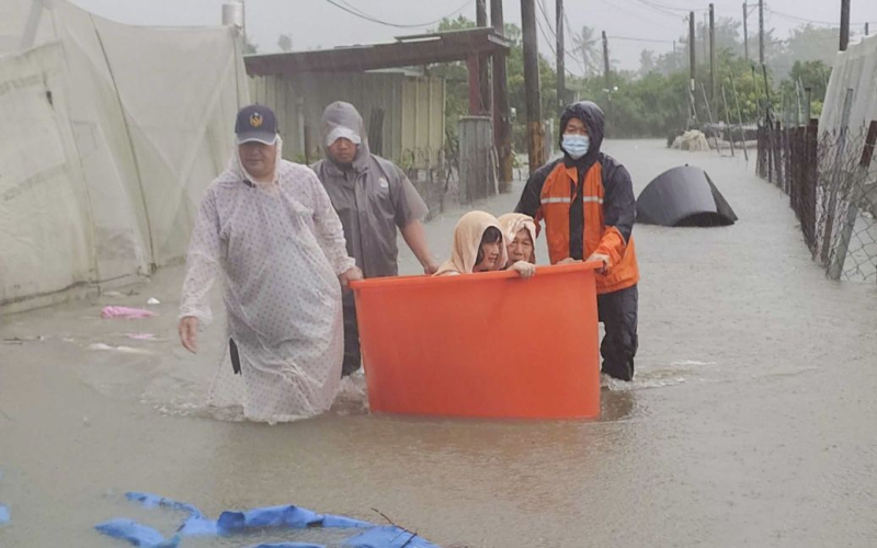 Ein mächtiger Taifun traf China : viele Tote (Foto)“ /></p>
<p><strong>Such- und Rettungsaktionen gehen weiter.</strong></p>
<p>In China führten schwere Regenfälle und Überschwemmungen durch den Taifun Gaemi zu Mindestens 30 Menschen kamen ums Leben, mehr als 30 wurden vermisst.</p>
<p>CNN schreibt darüber unter Berufung auf die staatliche Nachrichtenagentur Xinhua.</p>
<p>Am Donnerstag erreichten Retter acht Städte, die gestorben waren letzten Sonntag wegen zerstörter Infrastruktur und Stromnetz von der Außenwelt abgeschnitten.</p>
<p>Rettungsaktionen dauern noch an.</p>
<h4>Verwandte Themen:</h4>
<p>Weitere Nachrichten</p>
<!-- relpost-thumb-wrapper --><div class=