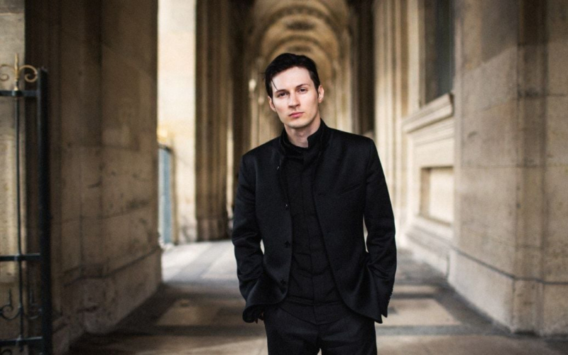 Telegram-Gründer Pavel Durov wurde in Frankreich verhaftet – Medien“ /></p>
<p><strong>Durov wusste, dass die französischen Behörden einen Haftbefehl gegen ihn erlassen hatten. Es ist nicht bekannt, warum er sich entschieden hat, nach Le Bourget zu fliegen.</strong></p>
<p>Laut französischen Medien wurde der Gründer und CEO des Nachrichtendienstes Telegram am Abend des Samstags, dem 24. August, festgenommen Französischer Flughafen Le Bourget.< /p> </p>
<p>Dies berichtet TF1 INFO.</p>
<p>Pavel Durov, ein 39-jähriger französisch-russischer Geschäftsmann, wurde von seinem Leibwächter und einer unbekannten Frau begleitet. </p>
<p>„Pavel Durov, Gründer und CEO von Telegram, wurde am Samstag gegen 20 Uhr verhaftet, als er auf dem Rollfeld des Flughafens Le Bourget aus seinem Privatjet stieg“, heißt es in dem Bericht.</p>
<p>Das ist bekannt Durov wurde in Frankreich gesucht und kam aus Aserbaidschan nach Le Bourget. </p>
<p>Die Justiz ist der Ansicht, dass der Mangel an Moderation, Zusammenarbeit mit den Strafverfolgungsbehörden und den von Telegram angebotenen Tools (Verfügungsnummer, Kryptowährung usw.) es zu Mittätern von Drogenhandel, Verbrechen gegen Kinder und Betrug macht. </p>
<p>Dieser Haftbefehl, auf dessen Grundlage Durov festgenommen wurde, galt nur in Frankreich. </p>
<p>„Heute Nacht hat er einen Fehler gemacht. Wir wissen nicht warum… War es nur eine Inszenierung? Auf jeden Fall ist er jetzt in Sicherheit [in der Untersuchungshaftanstalt – Anm. d. Red.]!“ „, sagte er Reportern gegenüber einer anonymen Quelle der französischen Strafverfolgungsbehörden.</p>
<p>Da Pavel Durov wusste, dass er in Frankreich eine unerwünschte Person war, vermied er es, dieses Land zu besuchen. Es ist nicht bekannt, warum er sich entschieden hat, jetzt nach Frankreich zu fliegen.</p>
<p>Durov wird wahrscheinlich in den kommenden Stunden wegen Terrorismus, Drogenhandels, Mittäterschaft bei Betrug, Geldwäsche, Entgegennahme gestohlener Waren, Verbreitung von kriminellen Inhalten für Kinder usw. angeklagt viel mehr. </p>
<p>„Pavel Durov wird mit Sicherheit in einer Untersuchungshaftanstalt landen. Auf seiner Plattform hat er unzählige Straftaten und Verbrechen zugelassen, für die er keine Maßnahmen ergriffen hat.“ zu moderieren oder zu kooperieren“, sagte die Quelle.</p>
<p>Durovs Verhaftung vor dem Prozess lässt praktisch keinen Zweifel aufkommen, da das Gericht seine Fähigkeit, aus dem Land zu fliehen, berücksichtigen und ihm mit ziemlicher Sicherheit eine Freilassung auf Kaution verweigern wird.</p >
<p>„Telegram wimmelt von kriminellen Inhalten. Die Plattform wird derzeit in den Nachrichten mit illegalen Übertragungen von Liga-1-Spielen aufgeführt. Viele Konten werden von der organisierten Kriminalität genutzt. Im Laufe der Jahre hat sich Telegram zur „Plattform Nummer 1“ entwickelt. für organisierte Kriminalität“, heißt es in der Veröffentlichung.</p>
<h4>Verwandte Themen:</h4>
<p>Mehr</p>
<!-- relpost-thumb-wrapper --><div class=