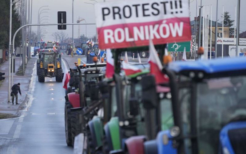 Polnisch Landwirte planen Wiederaufnahme der Proteste an der Grenze zur Ukraine“ /></p>
<p><strong>Landwirte gehen davon aus, dass die Einkaufspreise weiter sinken werden.</strong></p>
<p>Polnische Landwirte könnten wieder aufnehmen<strong> Protest an der Grenze zur Ukraine nach Abschluss der Feldarbeiten. Alles wegen des Stroms billiger Agrarprodukte aus der Ukraine, der ihrer Meinung nach den Beerenmarkt zerstört.</p>
<p>EastFruit schreibt darüber.</p>
<p>Es wird darauf hingewiesen, dass erhebliche a Beim Kauf von Himbeeren war ein Rückgang der Einkaufspreise zu verzeichnen.</p>
<p>Wie polnische Landwirte sagen, erhalten sie jetzt 6,5 bis 7 Zloty (70–75 UAH) pro Kilogramm Himbeeren. Dies liegt unter dem Rentabilitätsniveau.</p>
<p>Die Landwirte gehen davon aus, dass die Einkaufspreise weiter sinken werden.</p>
<p>” <em>Polen kann aufgrund der Produktionskosten nicht mit der Ukraine auf dem internationalen Markt konkurrieren Es ist viel niedriger, dass die Ukrainer keine strengen EU-Umweltstandards einhalten müssen. Darüber hinaus funktioniert das Kontrollsystem für ukrainische Waren, die nach Polen gelangen, immer noch nicht.</p>
<p>Das haben wir bereits in Europa berichtet , <strong>Parlament und Rat haben angesichts des russischen Angriffskrieges eine vorläufige Einigung zur Ausweitung der Handelsliberalisierungsmaßnahmen</strong> für die Ukraine erzielt.</p>
<h4>Verwandte Themen:</h4>
<p>Weitere Nachrichten</p>
<!-- relpost-thumb-wrapper --><div class=